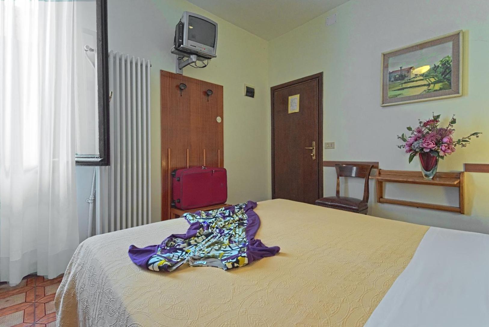 Standard Double or Twin Room with Shared Bathroom photo 2