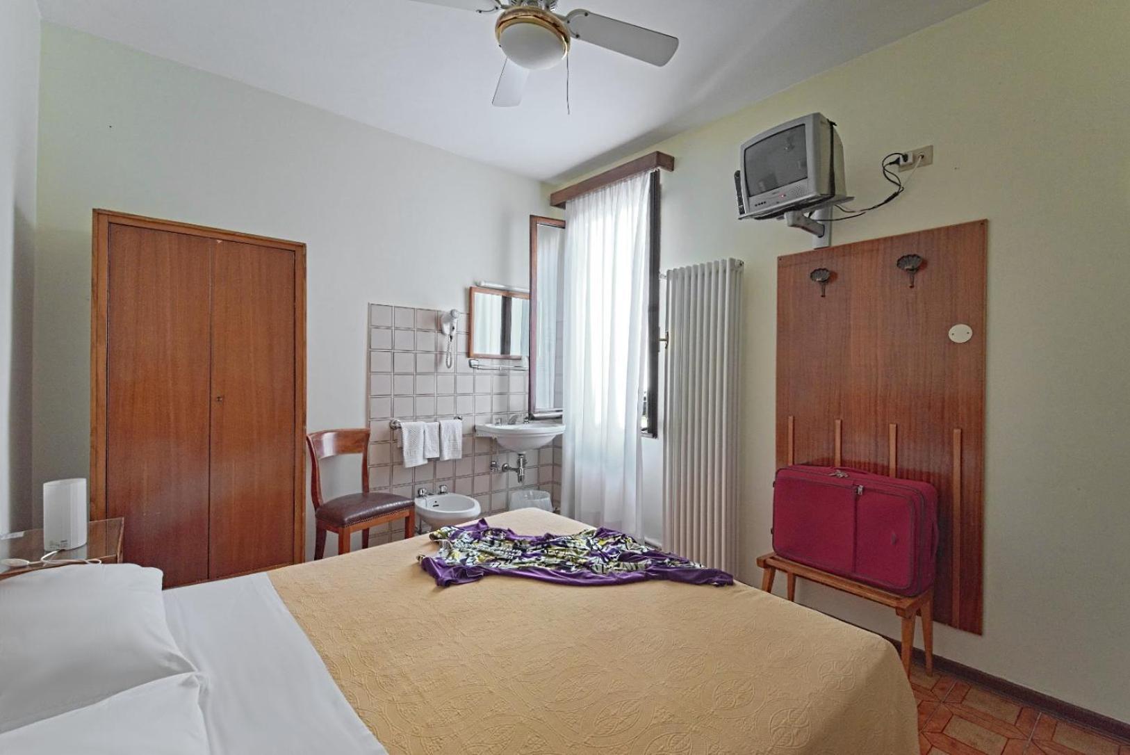 Standard Double or Twin Room with Shared Bathroom photo 3