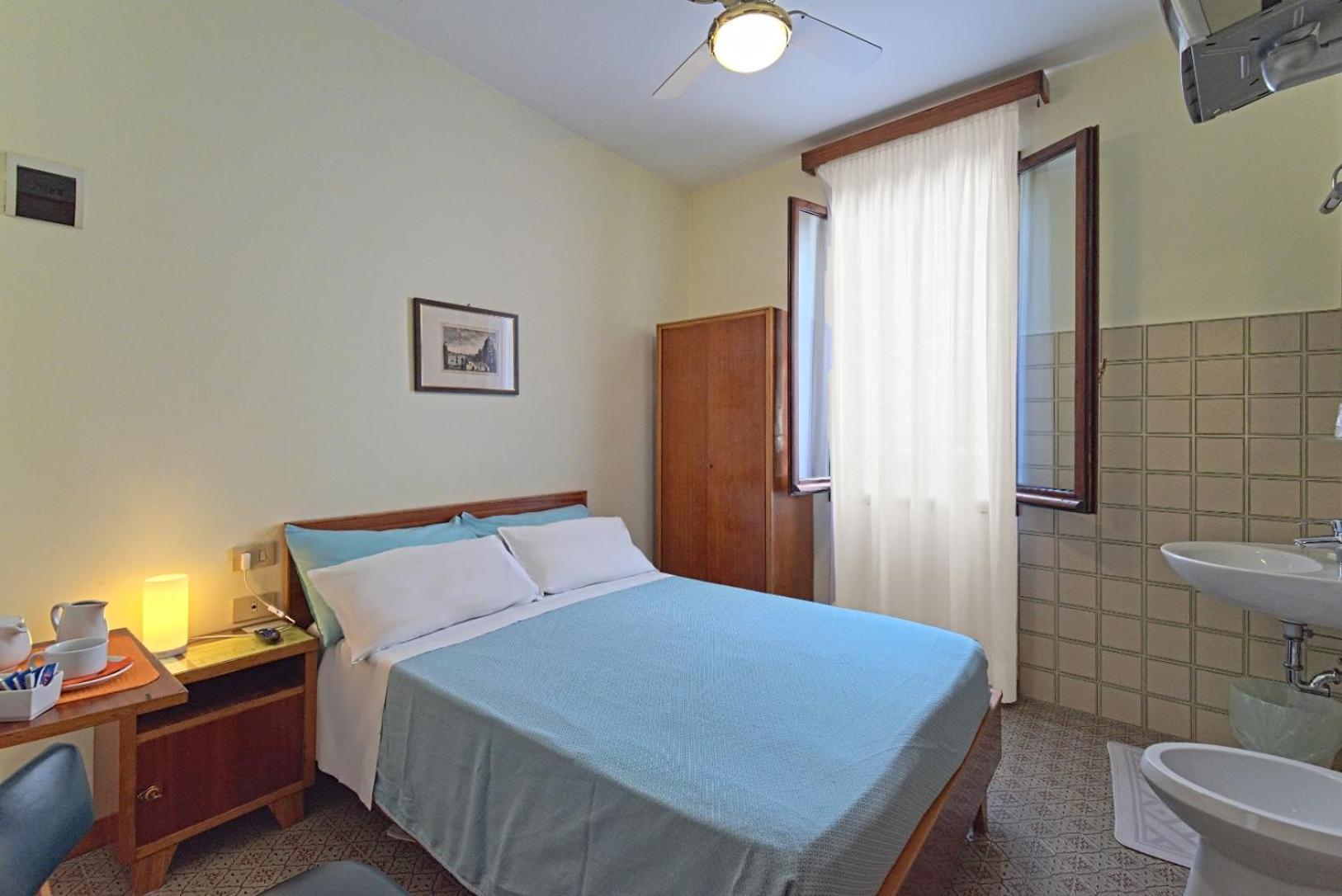 Single Room with Shared Bathroom photo 1