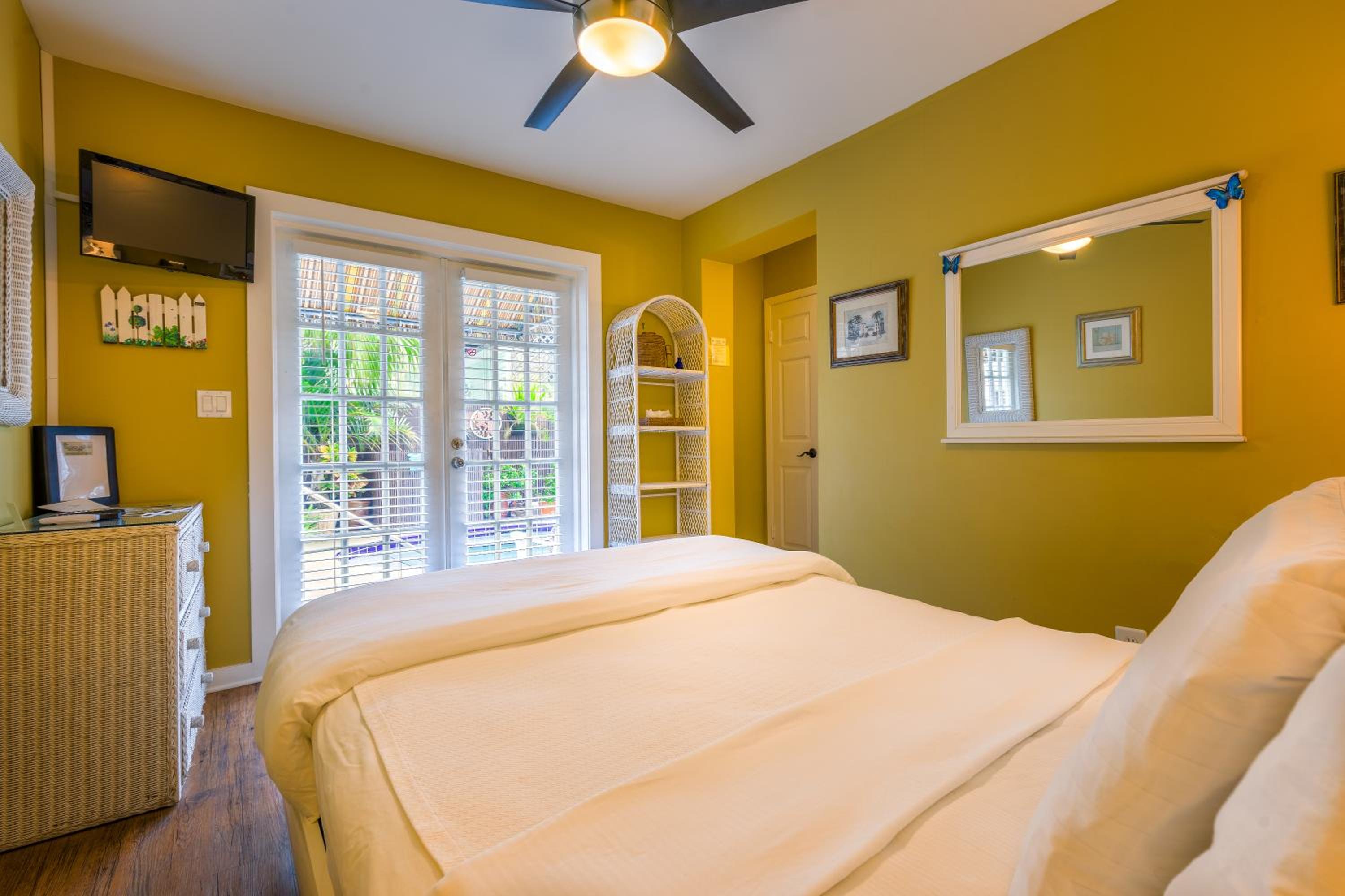 Deluxe Queen Room with Garden View photo 2