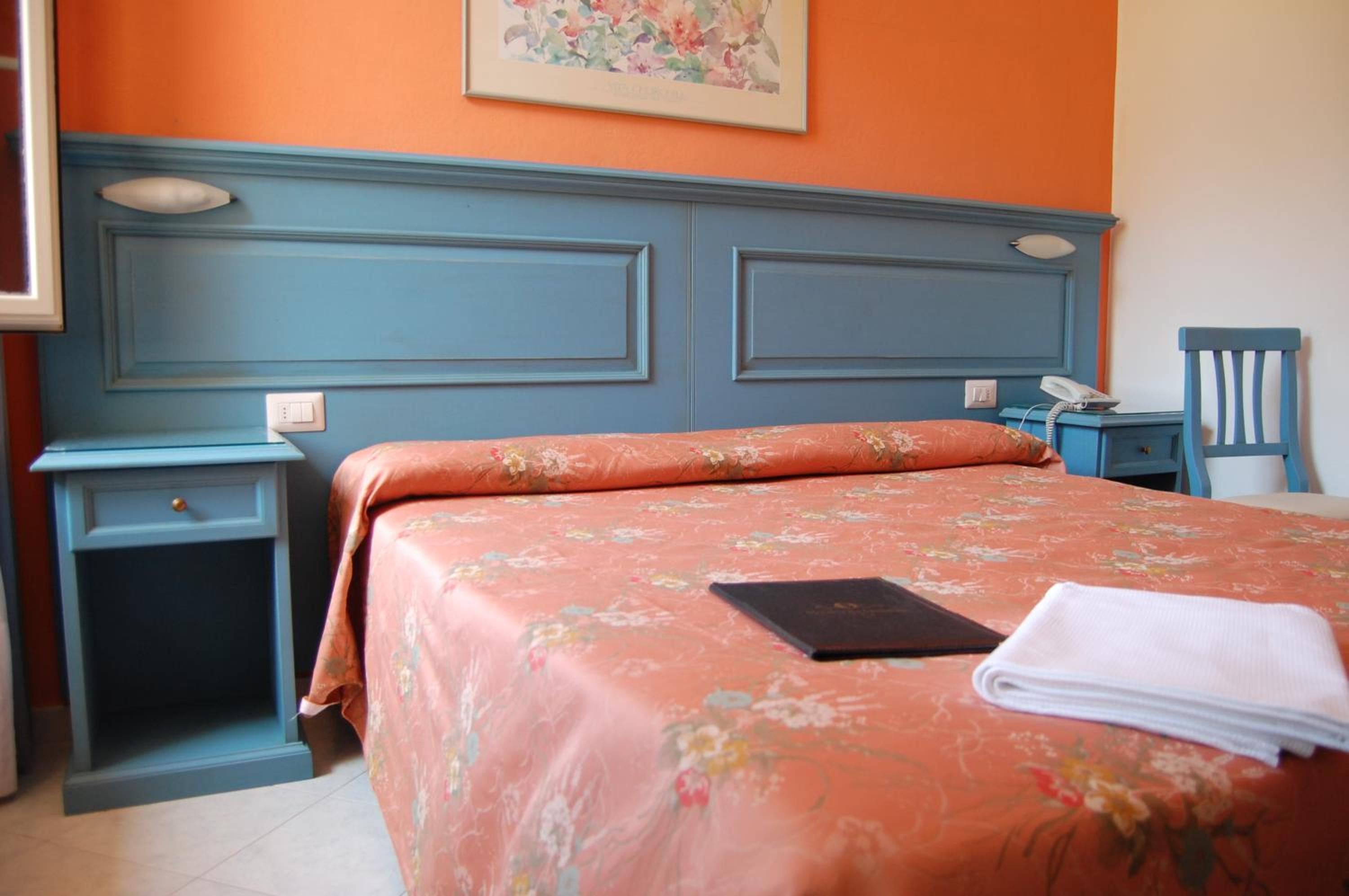 Double or Twin Room - Photo 8