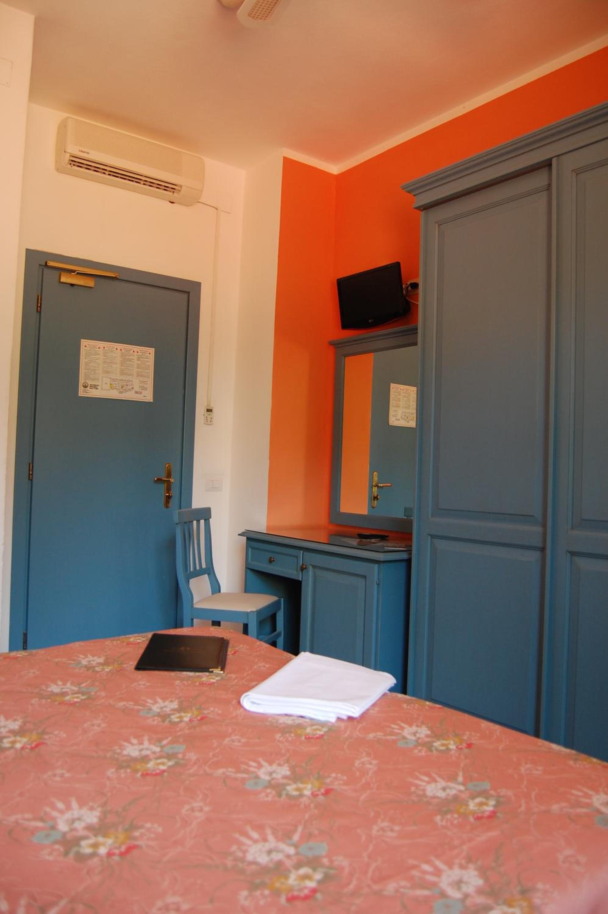 Double or Twin Room - Photo 5