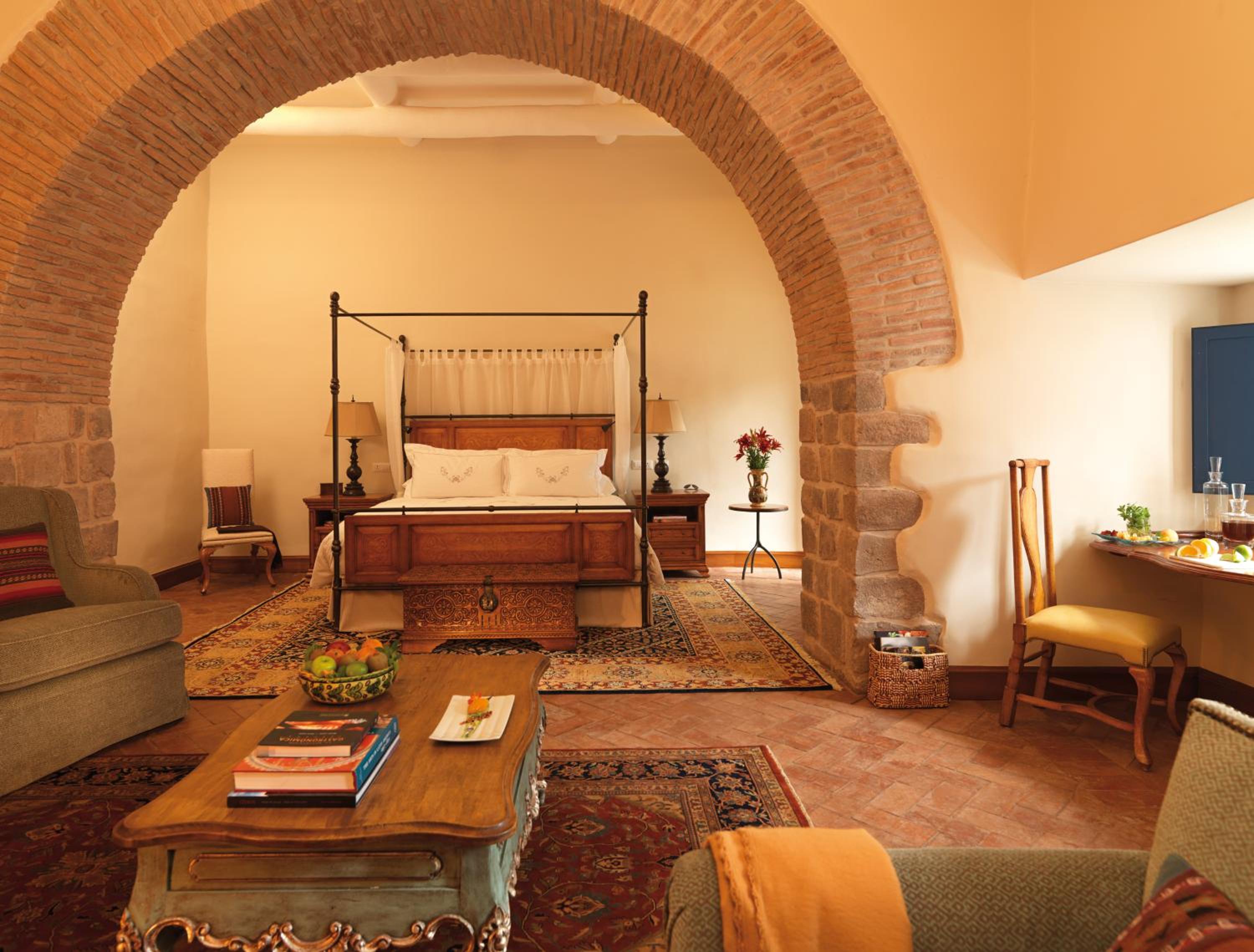 Colonial Arch Suite