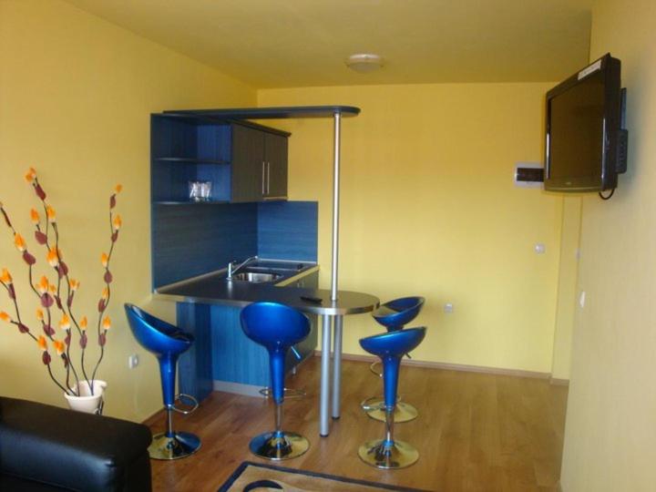 One-Bedroom Apartment with Balcony photo 2