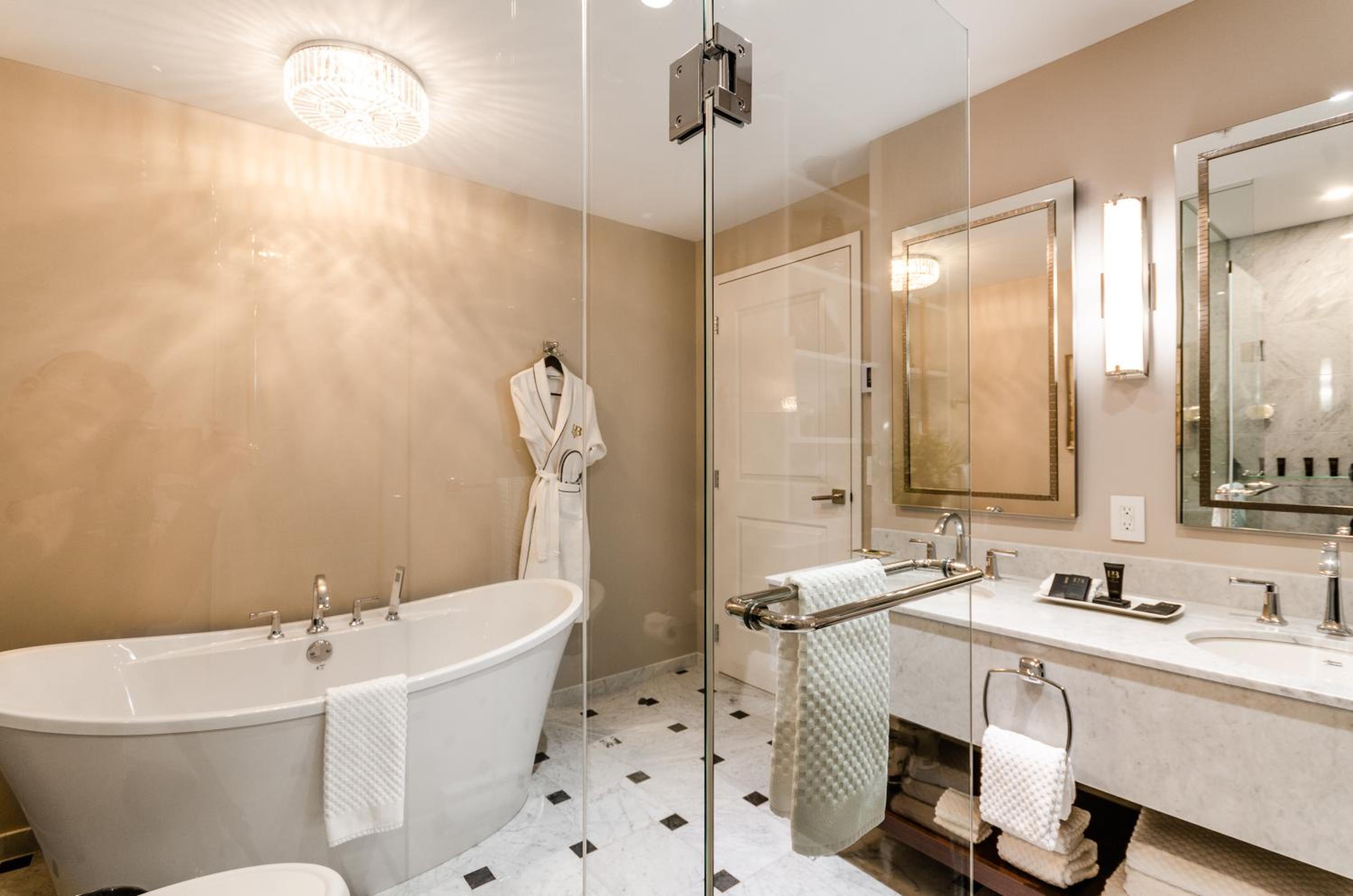 Suite Anvers 1 King Bed thumbnail 6