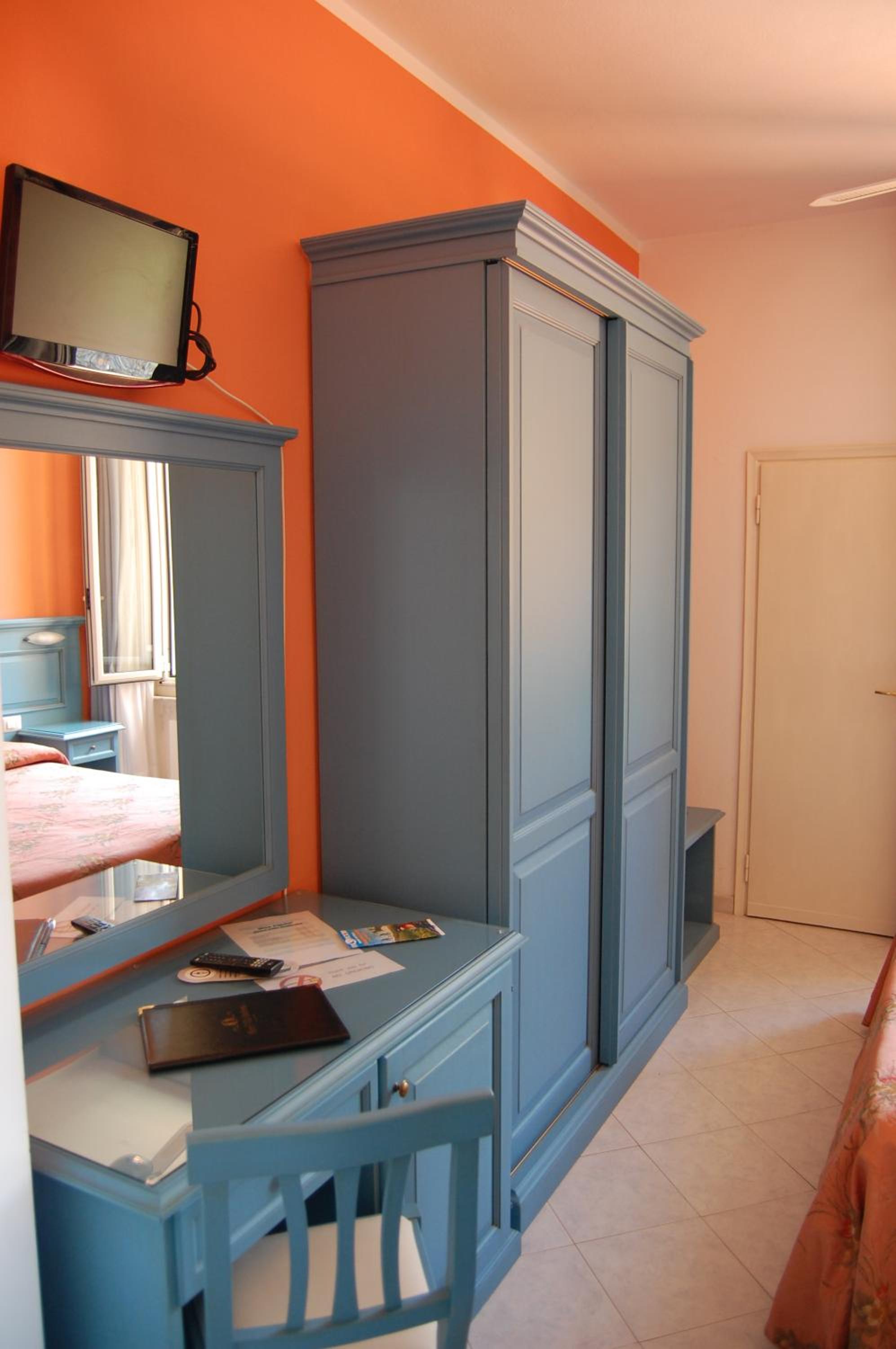 Double or Twin Room - Photo 4