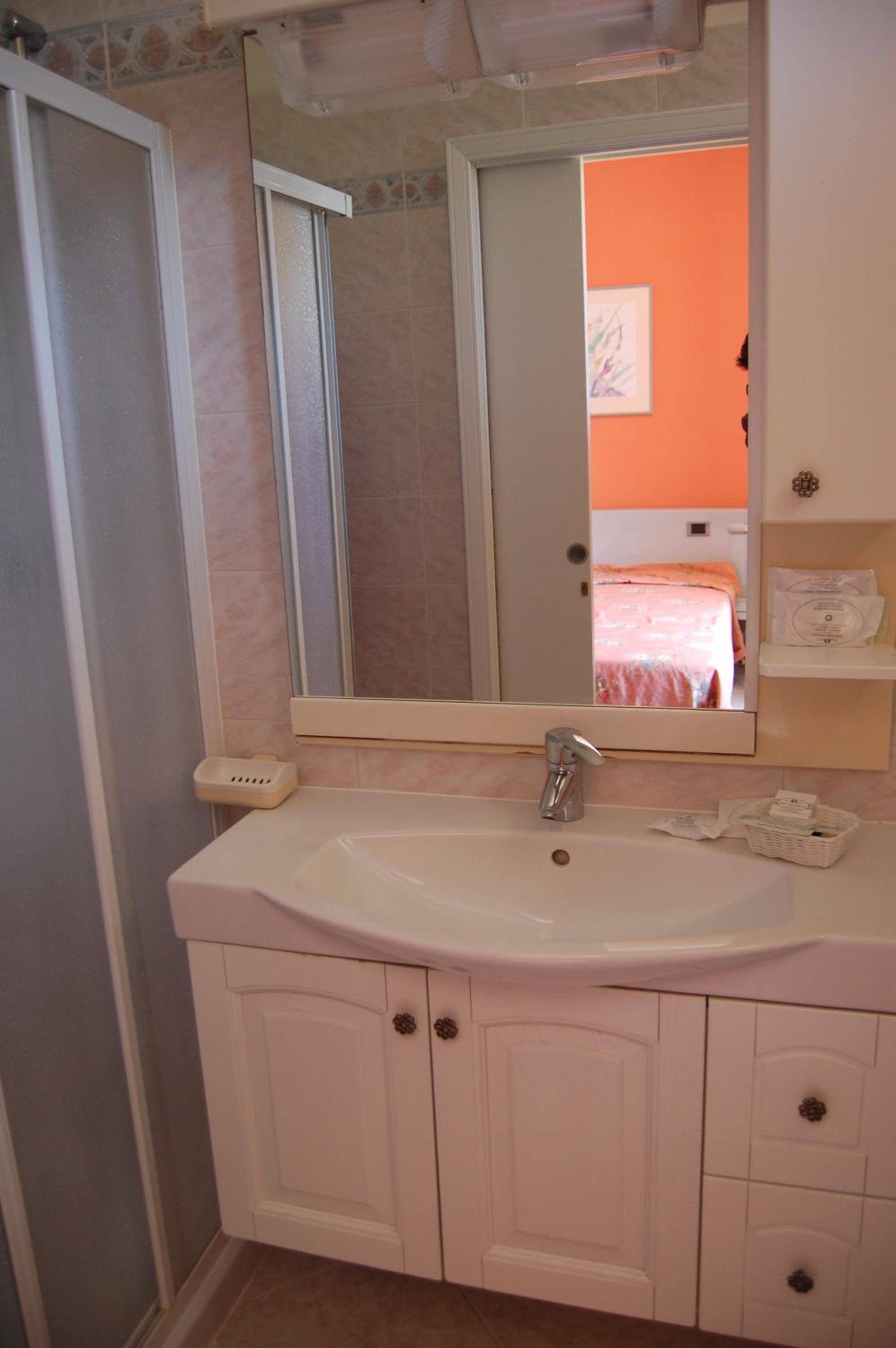 Double or Twin Room - Photo 3