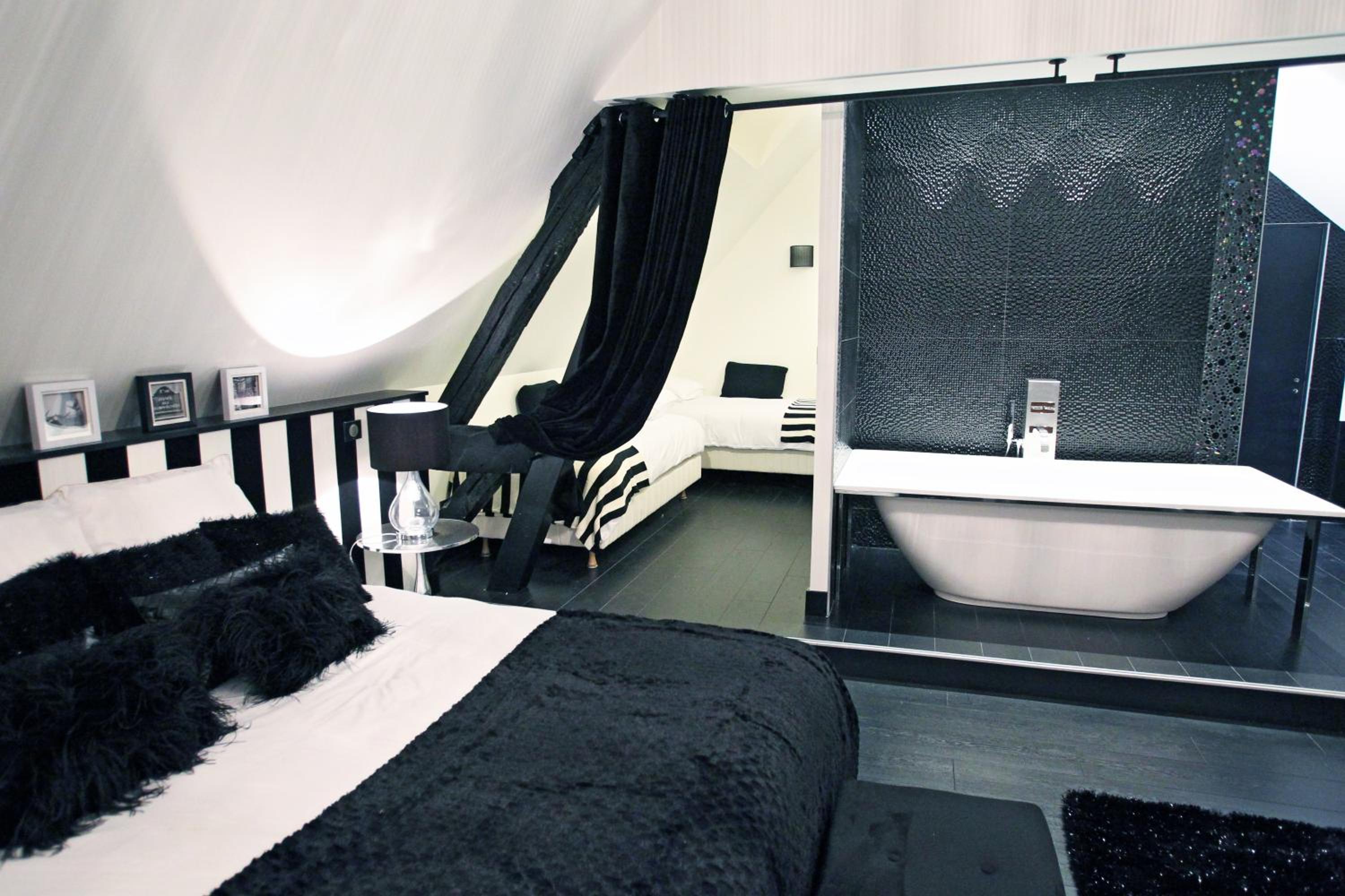 Deluxe Suite 2 - Photo 13