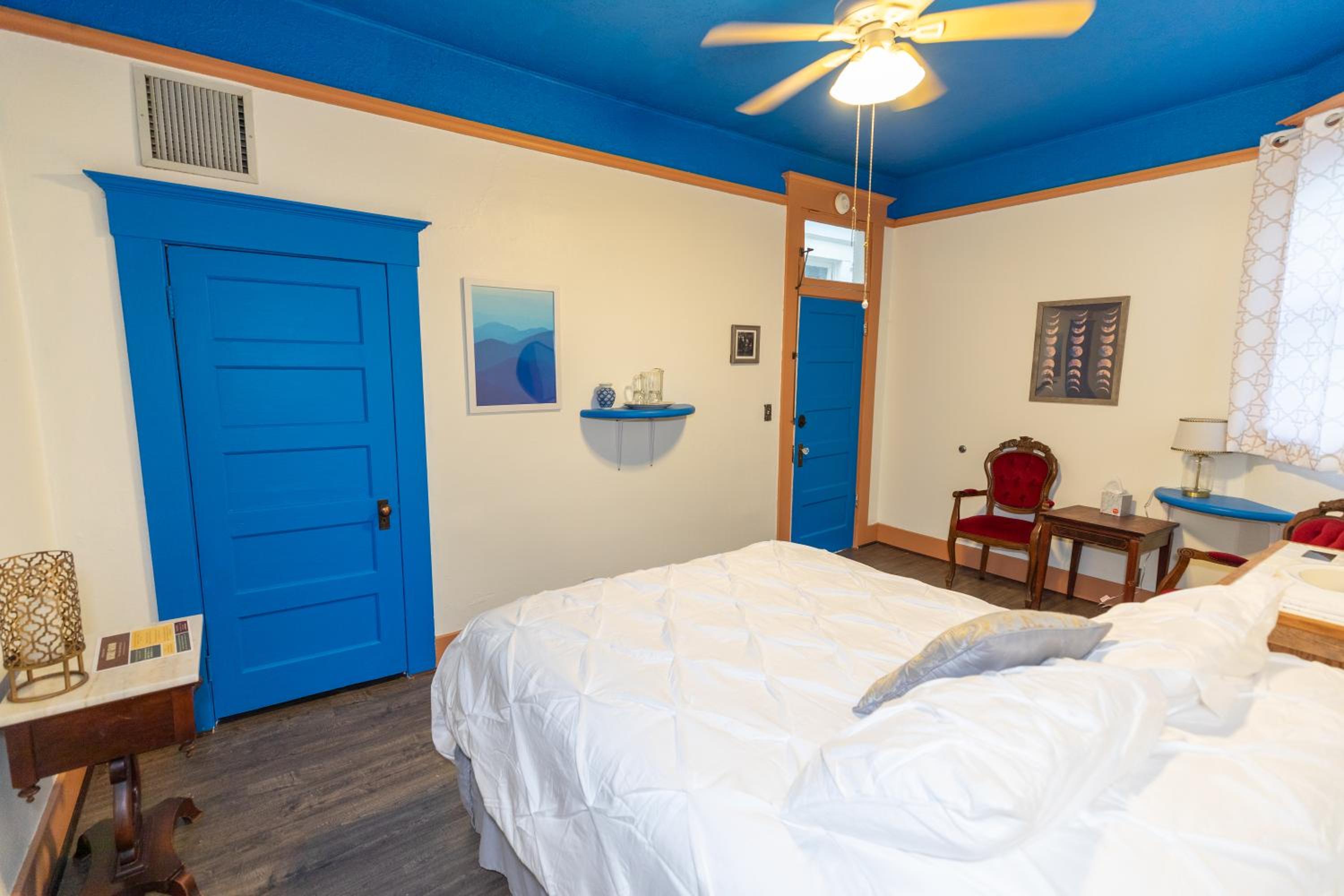Queen Room photo 1