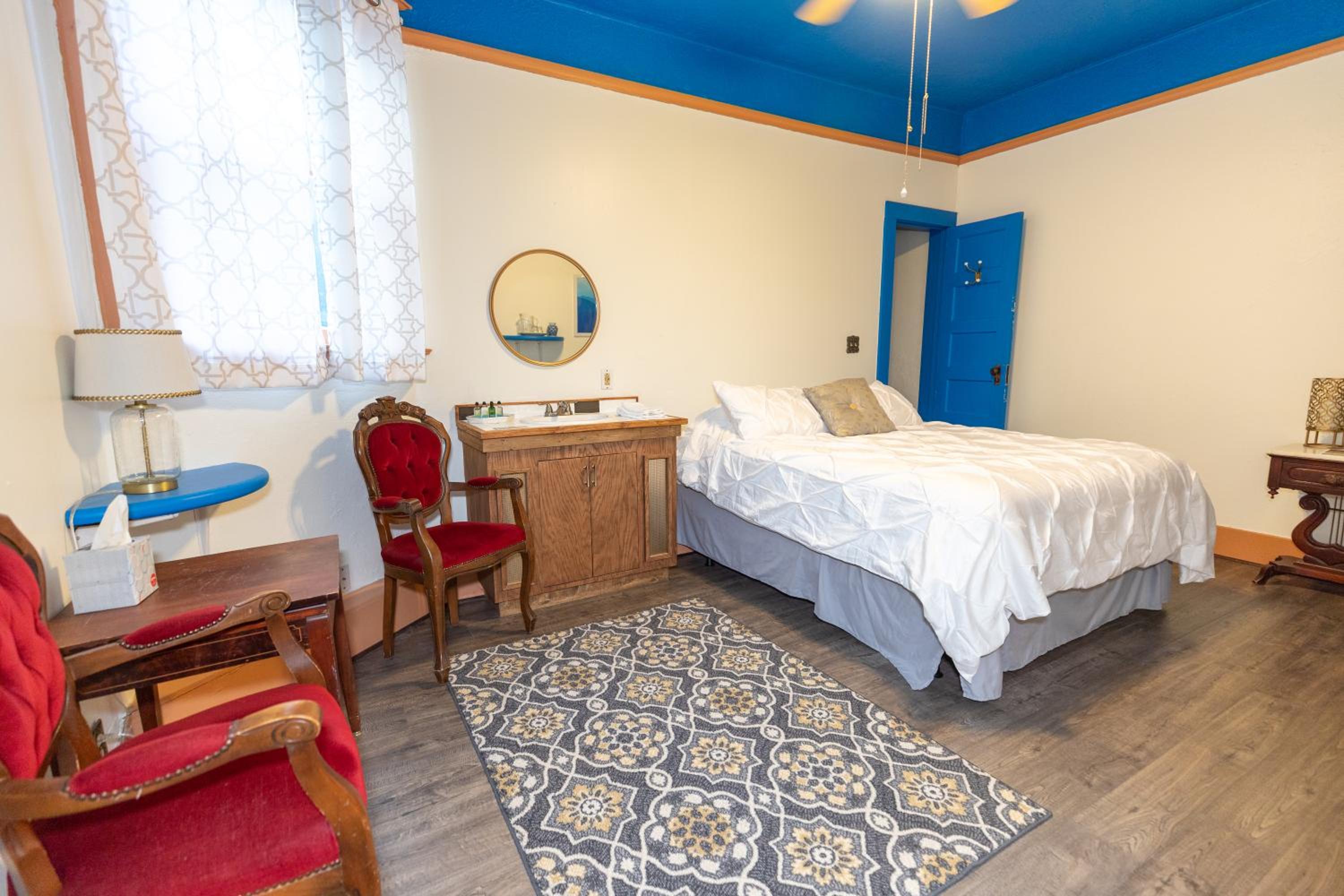 Queen Room photo 2
