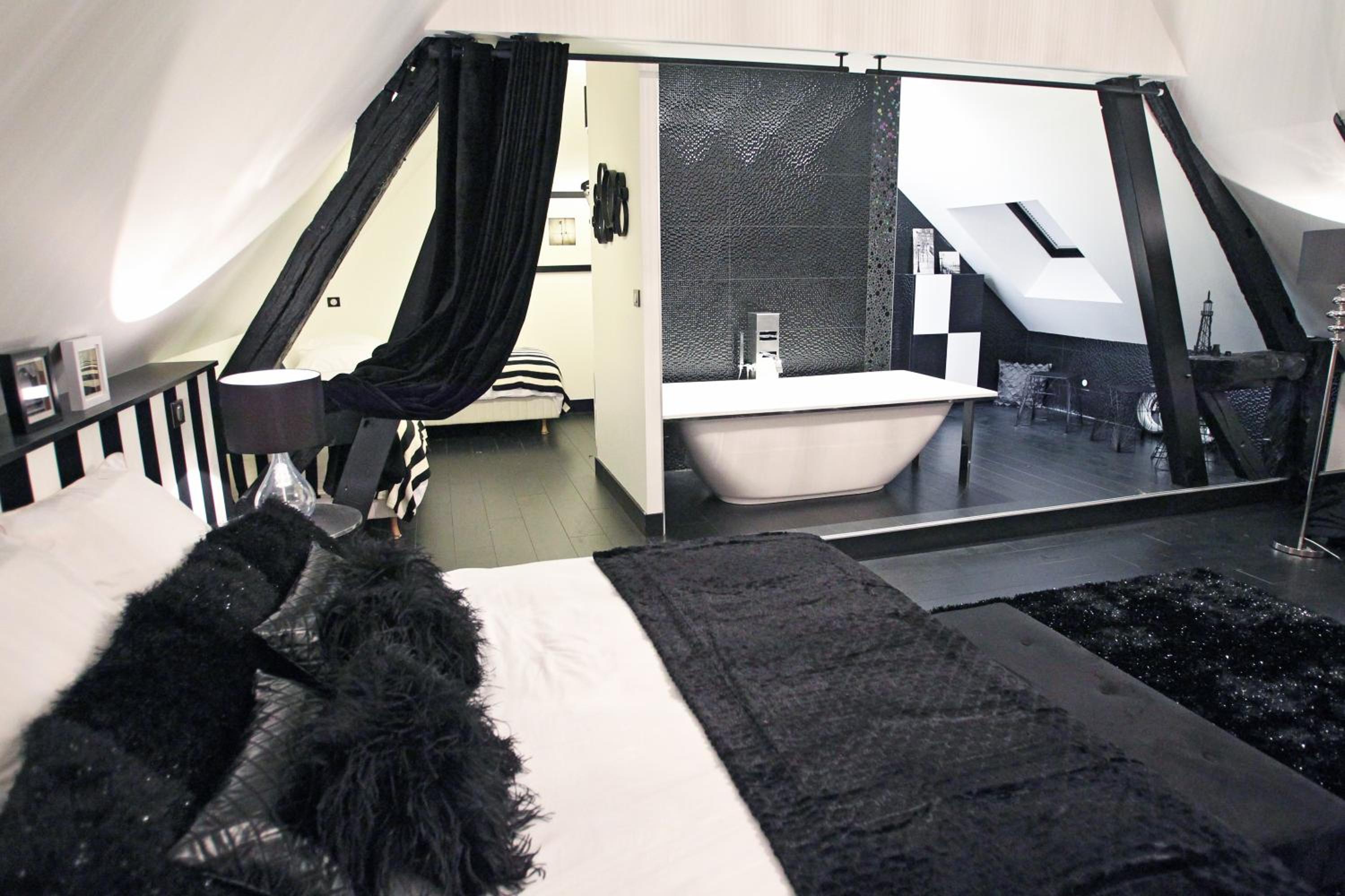 Deluxe Suite 2 - Photo 2