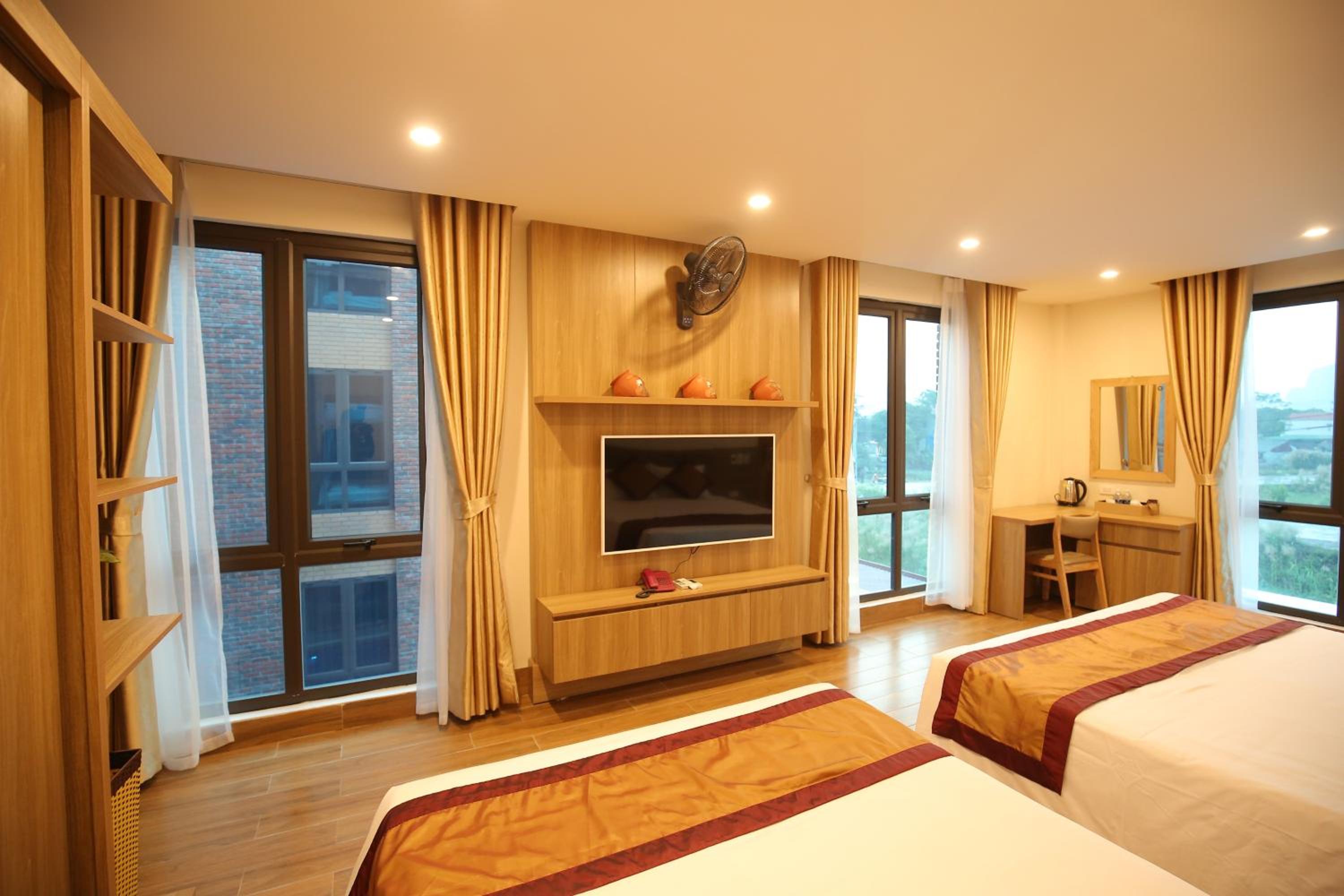 Family Room with Mountain View photo 3