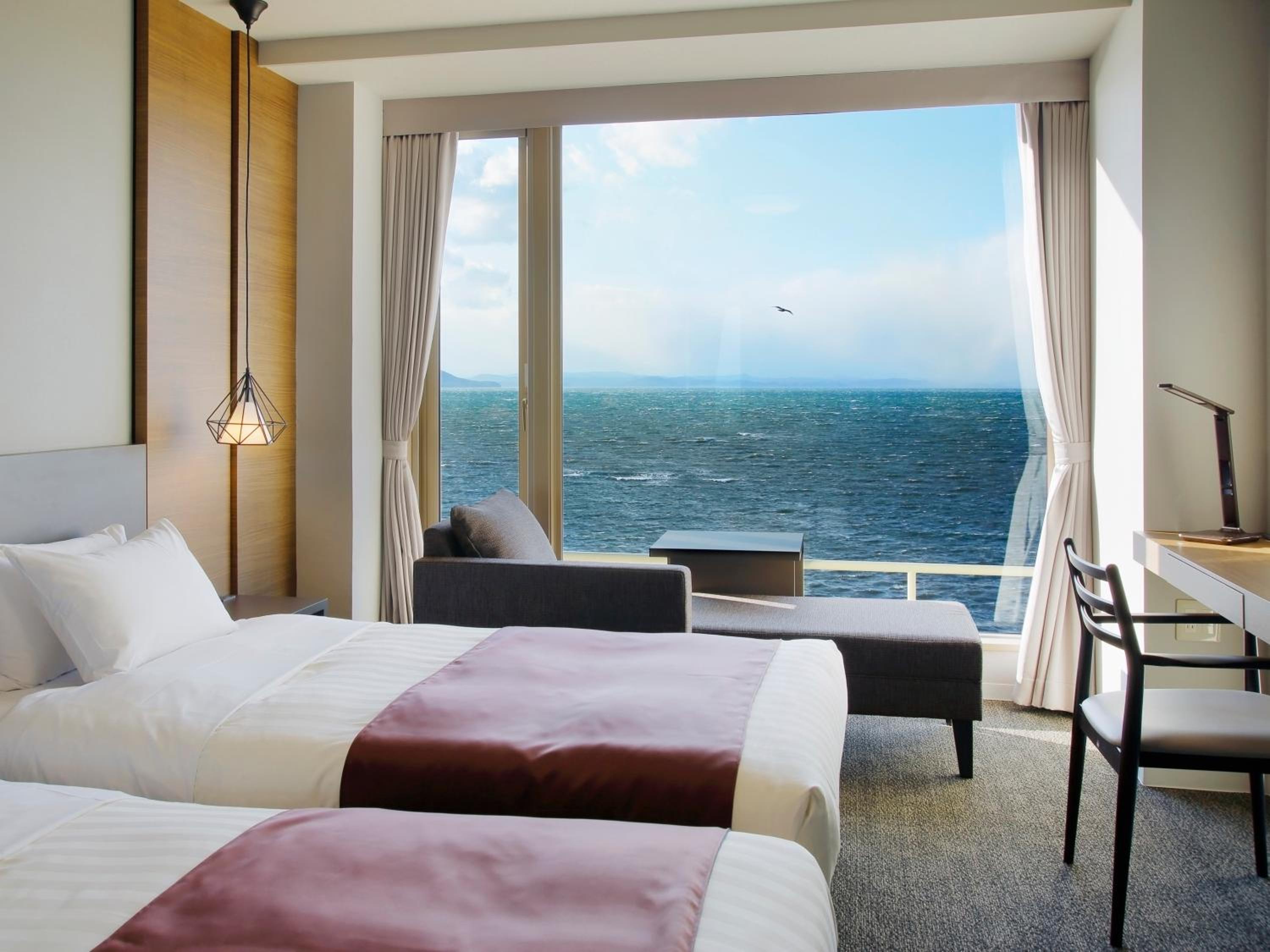 	Superior Twin Room with Shower-Lake View - Non-Smoking - Photo 8
