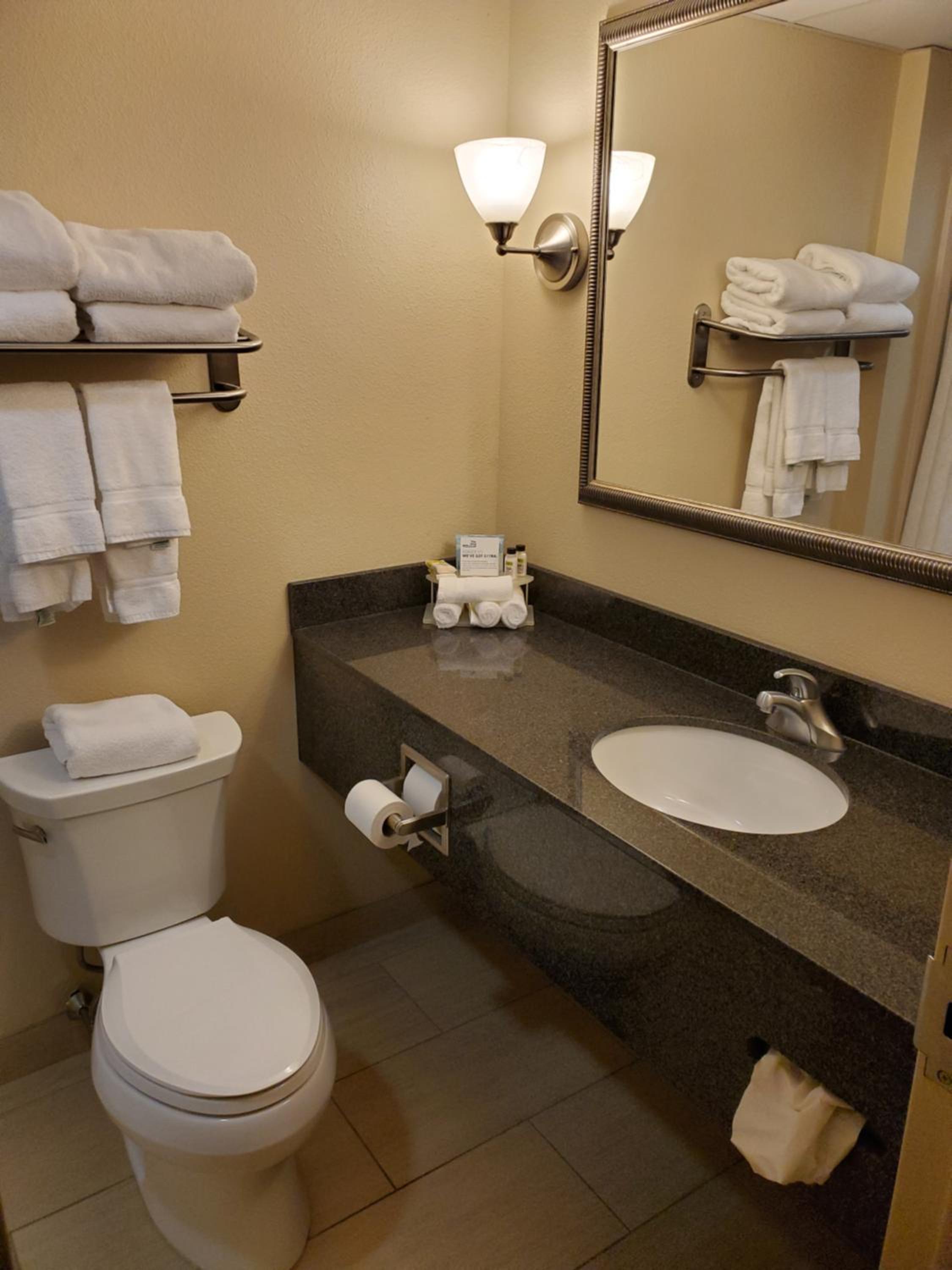 Standard Room with Two Queen Beds - Photo 4