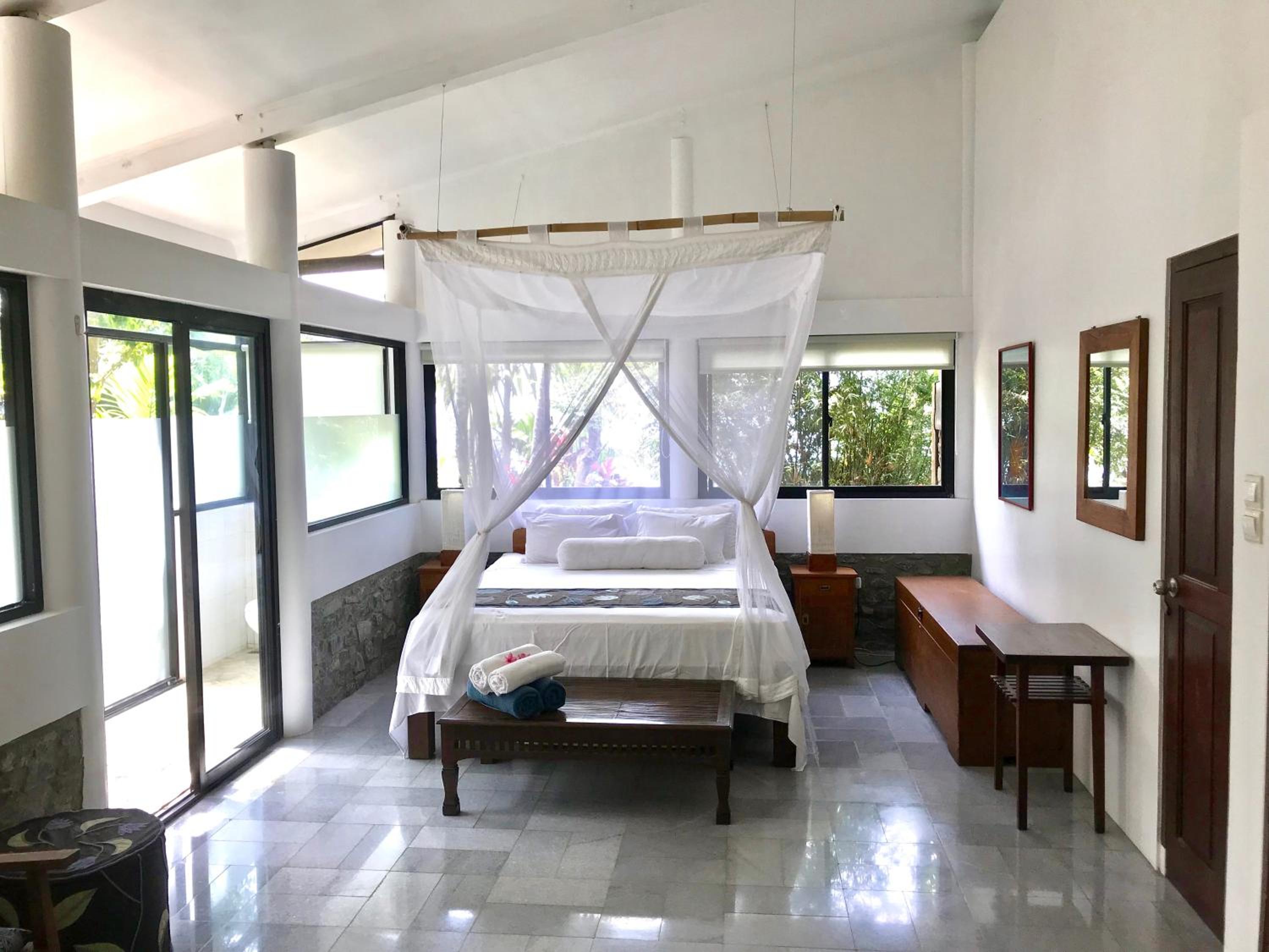 Deluxe Double Room with Side Sea View