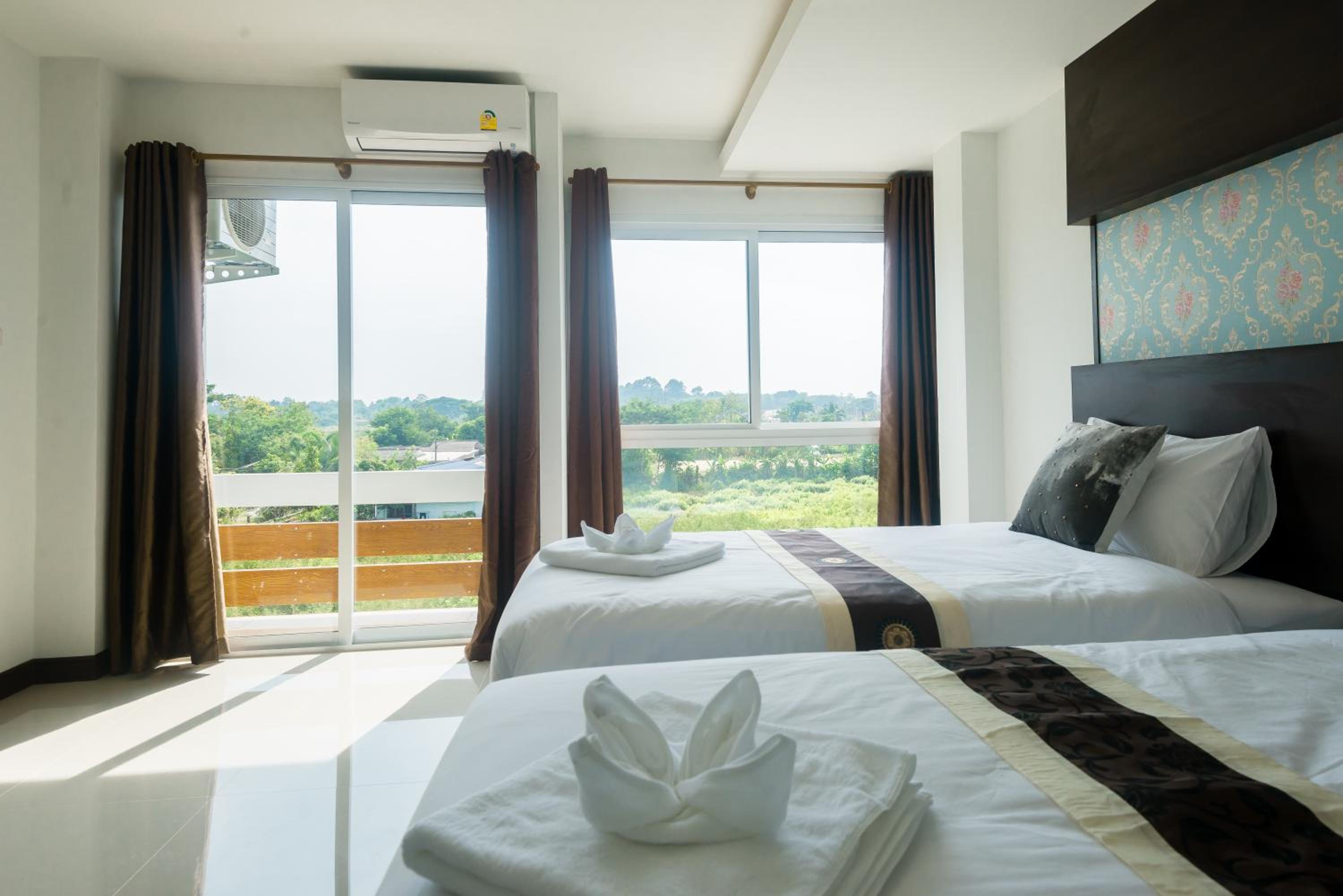 Twin Room with Balcony - Photo 10