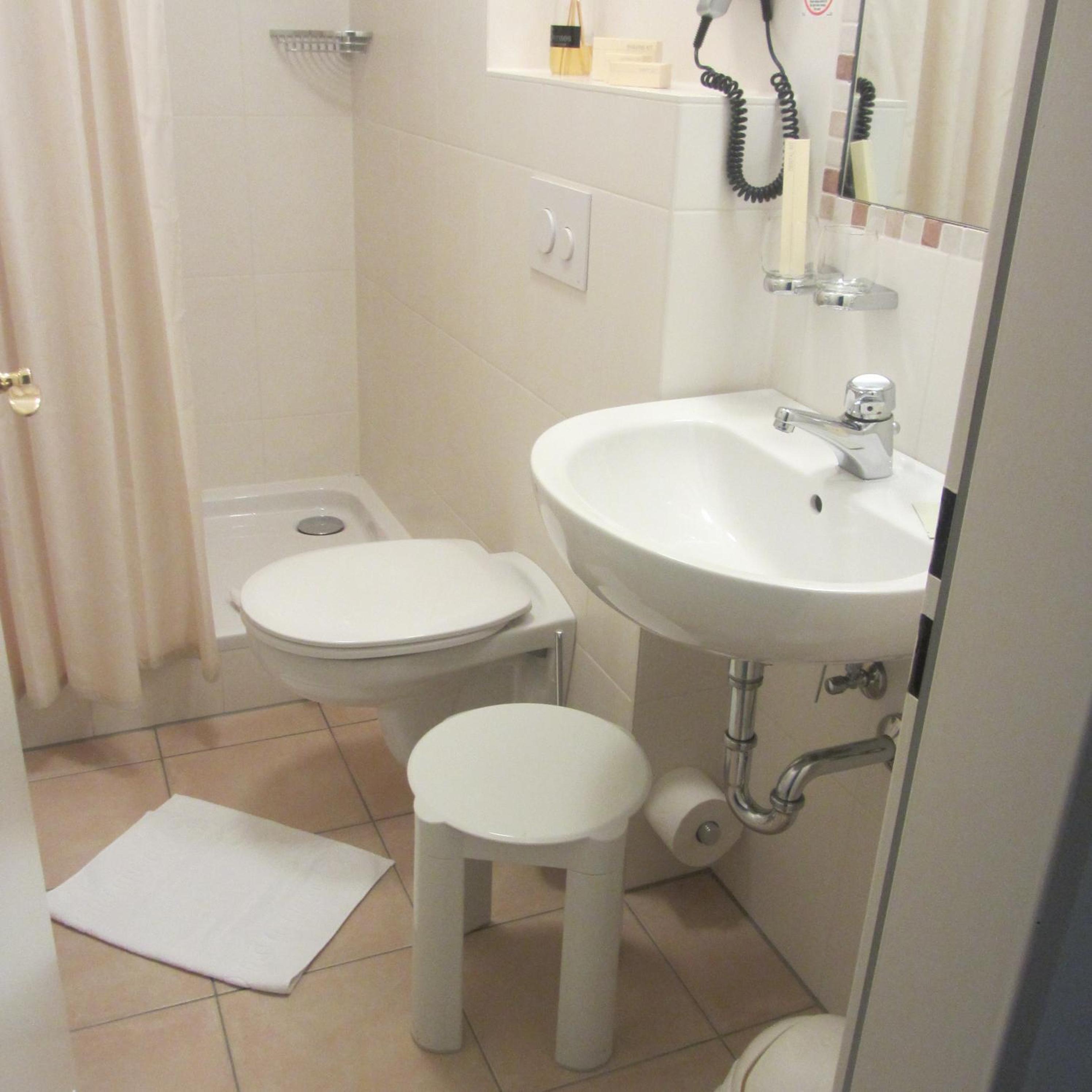 Double or Twin Room - Photo 2