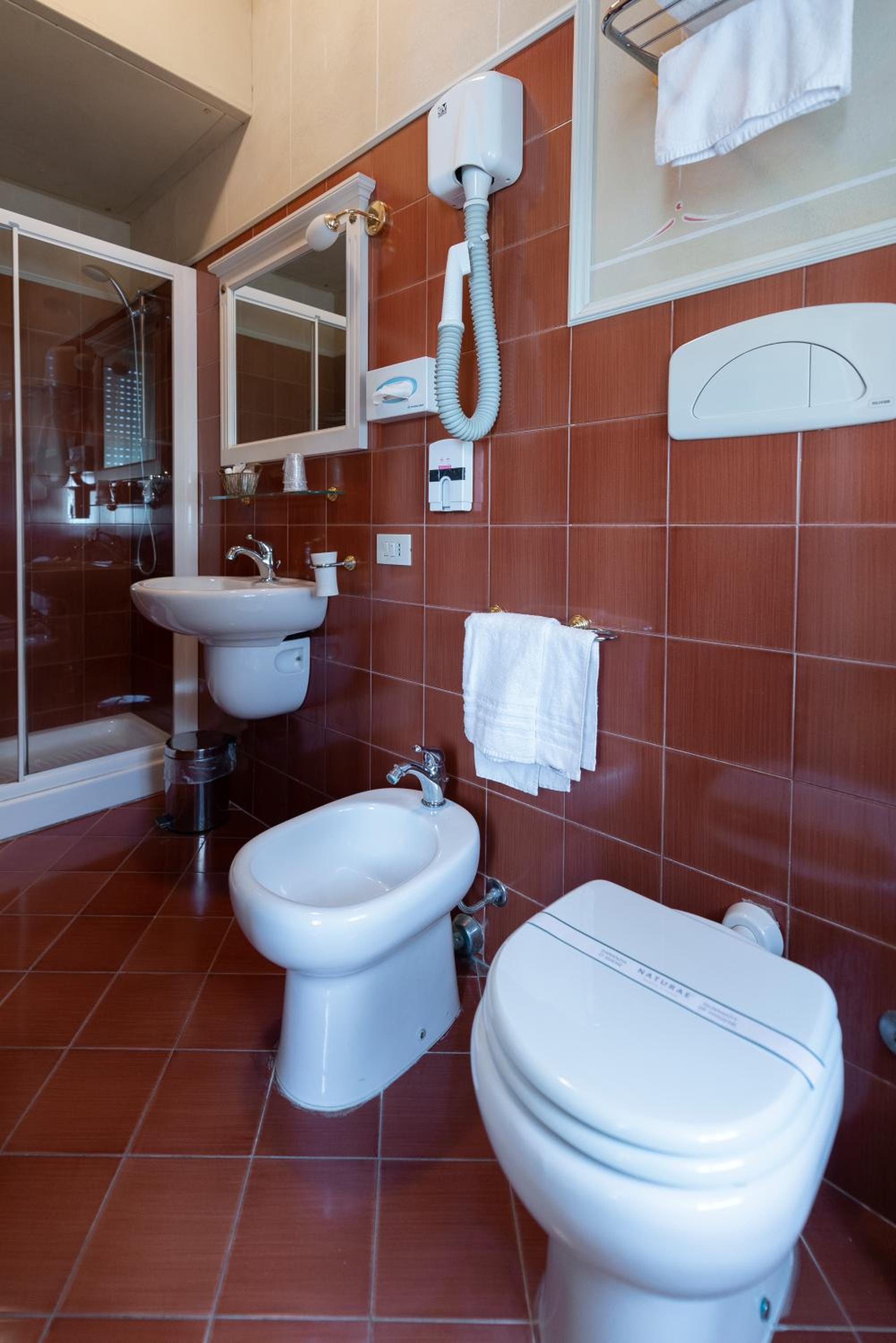 Double or Twin Room - Photo 22