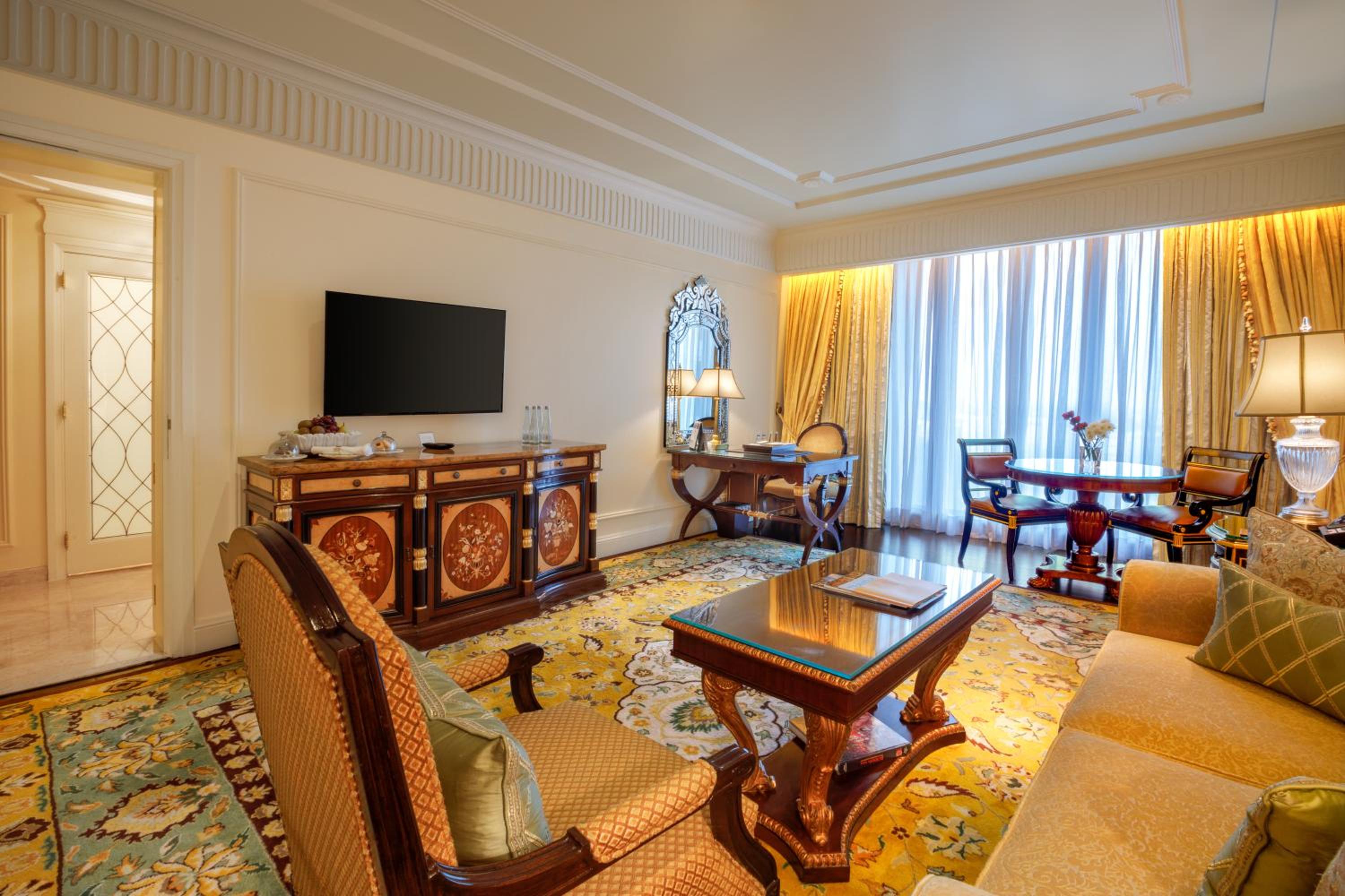 Executive suite : Get one free room for kids! Chauffer driven BMW and Sunset Cocktails