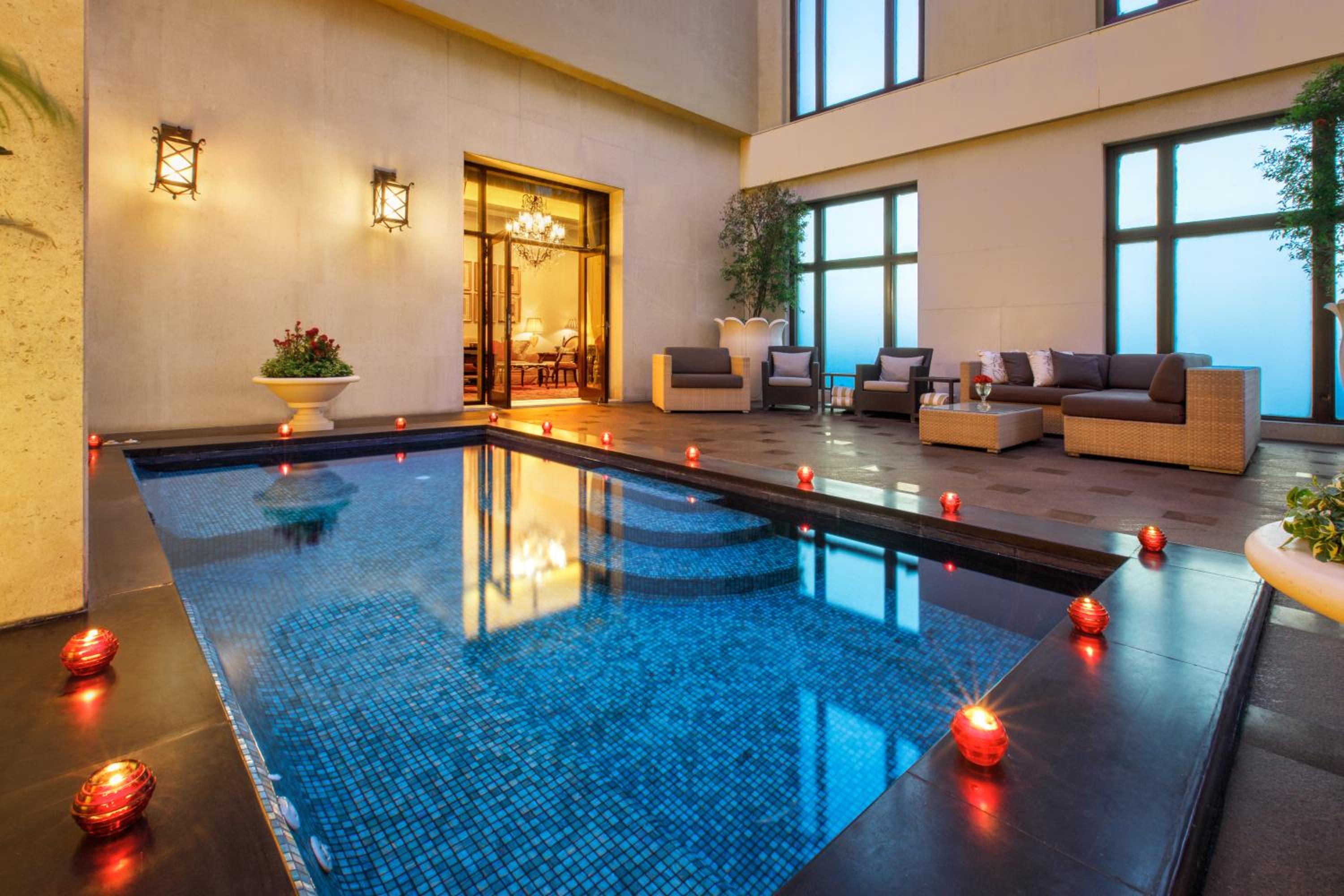 Royal Suite with Plunge Pool,Lounge Access with Cocktail hrs and BMW Airport Transfers photo 2