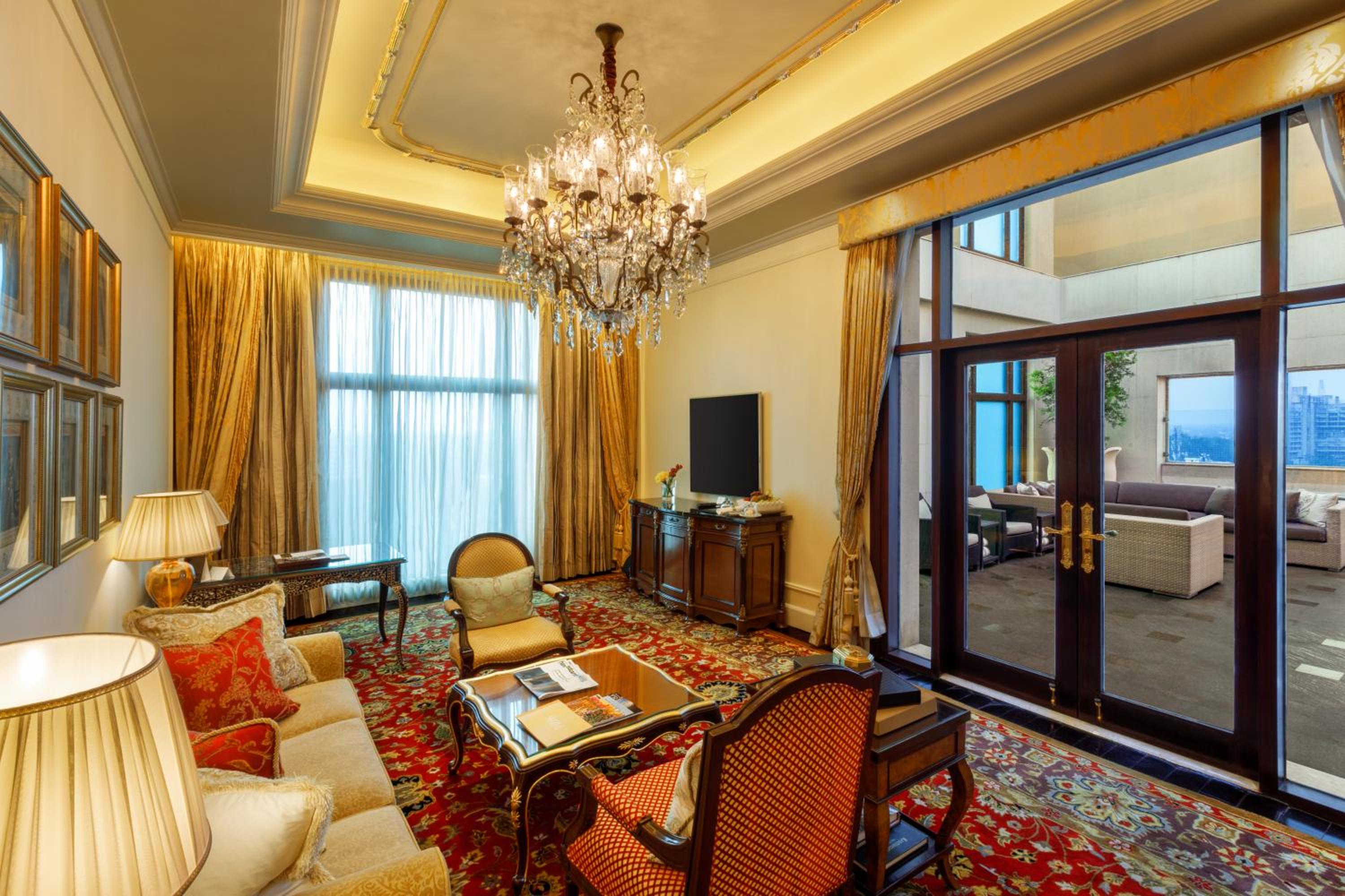 Royal Suite with Plunge Pool,Lounge Access with Cocktail hrs and BMW Airport Transfers photo 3