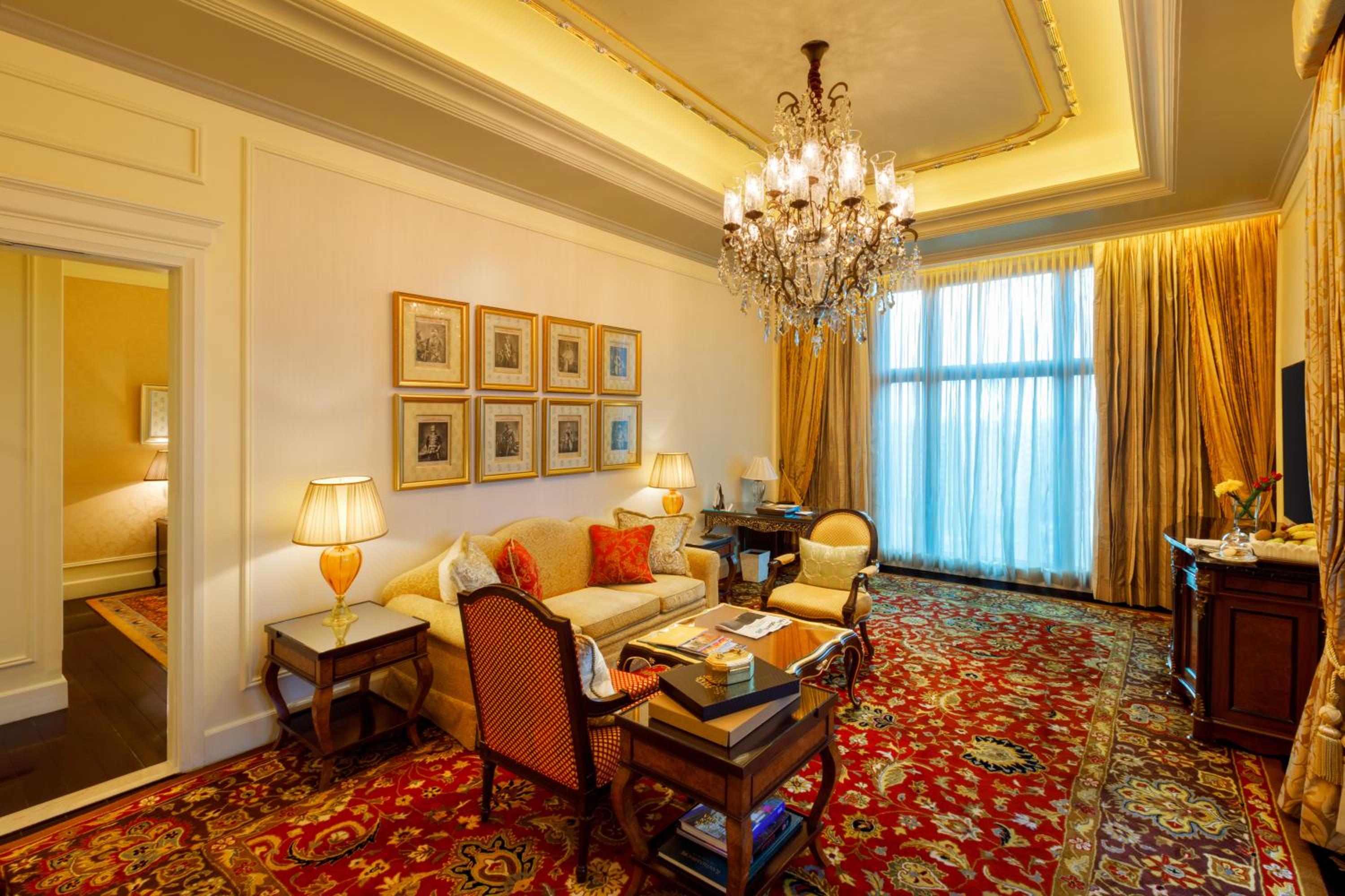 Royal Suite with Plunge Pool,Lounge Access with Cocktail hrs and BMW Airport Transfers