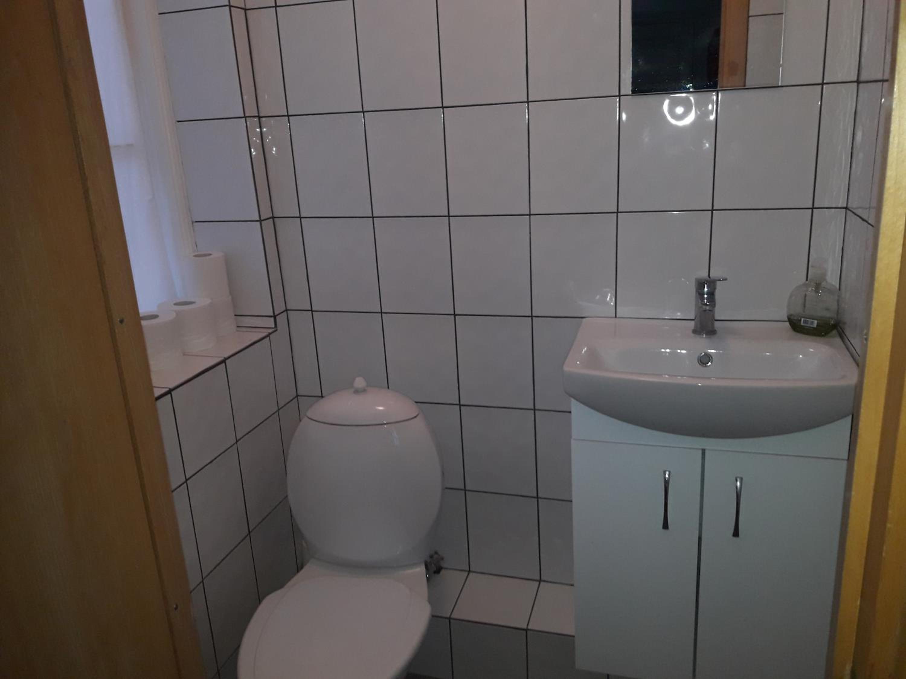 Family Room with Shared Bathroom photo 2