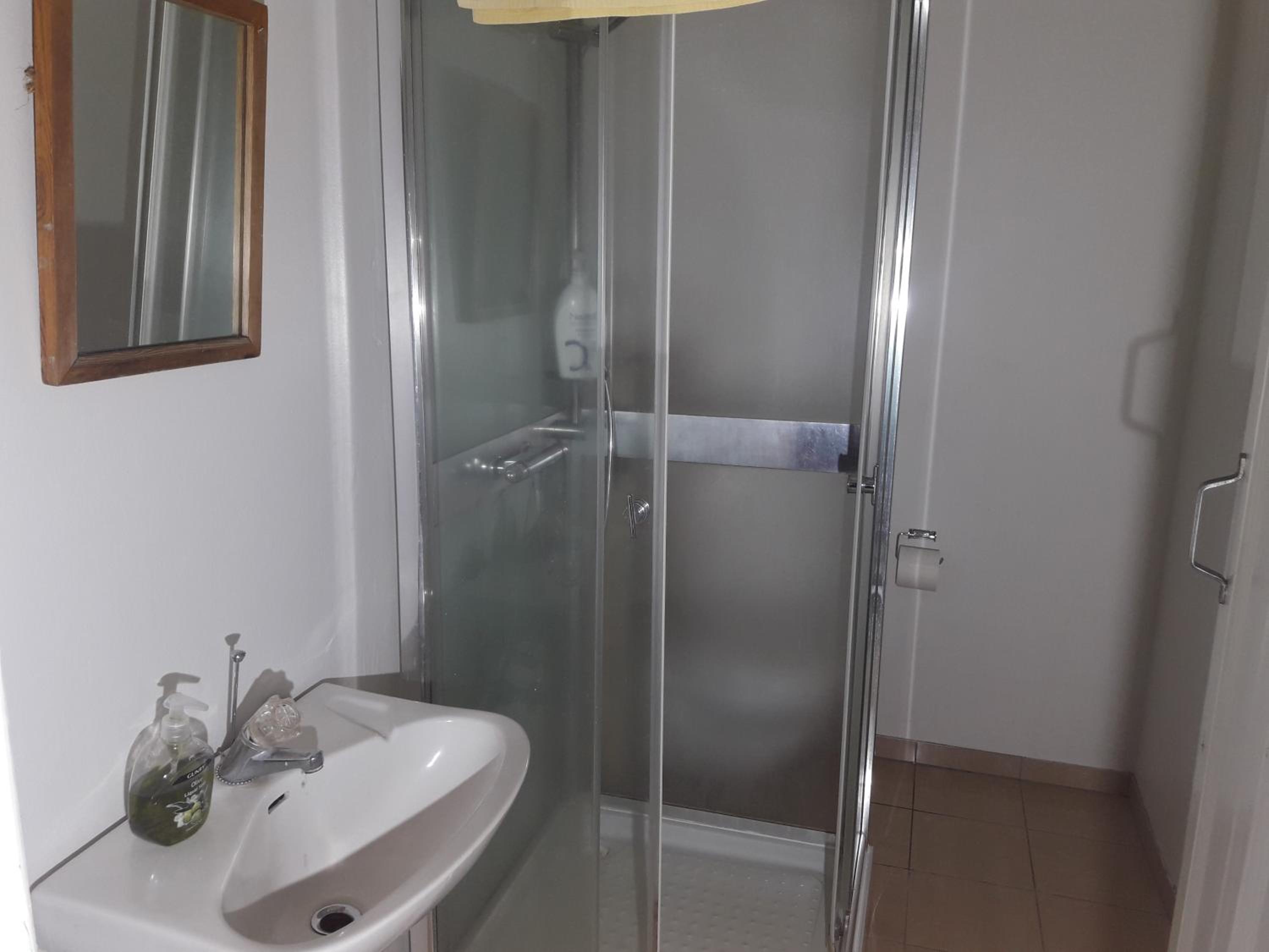 Family Room with Shared Bathroom photo 3