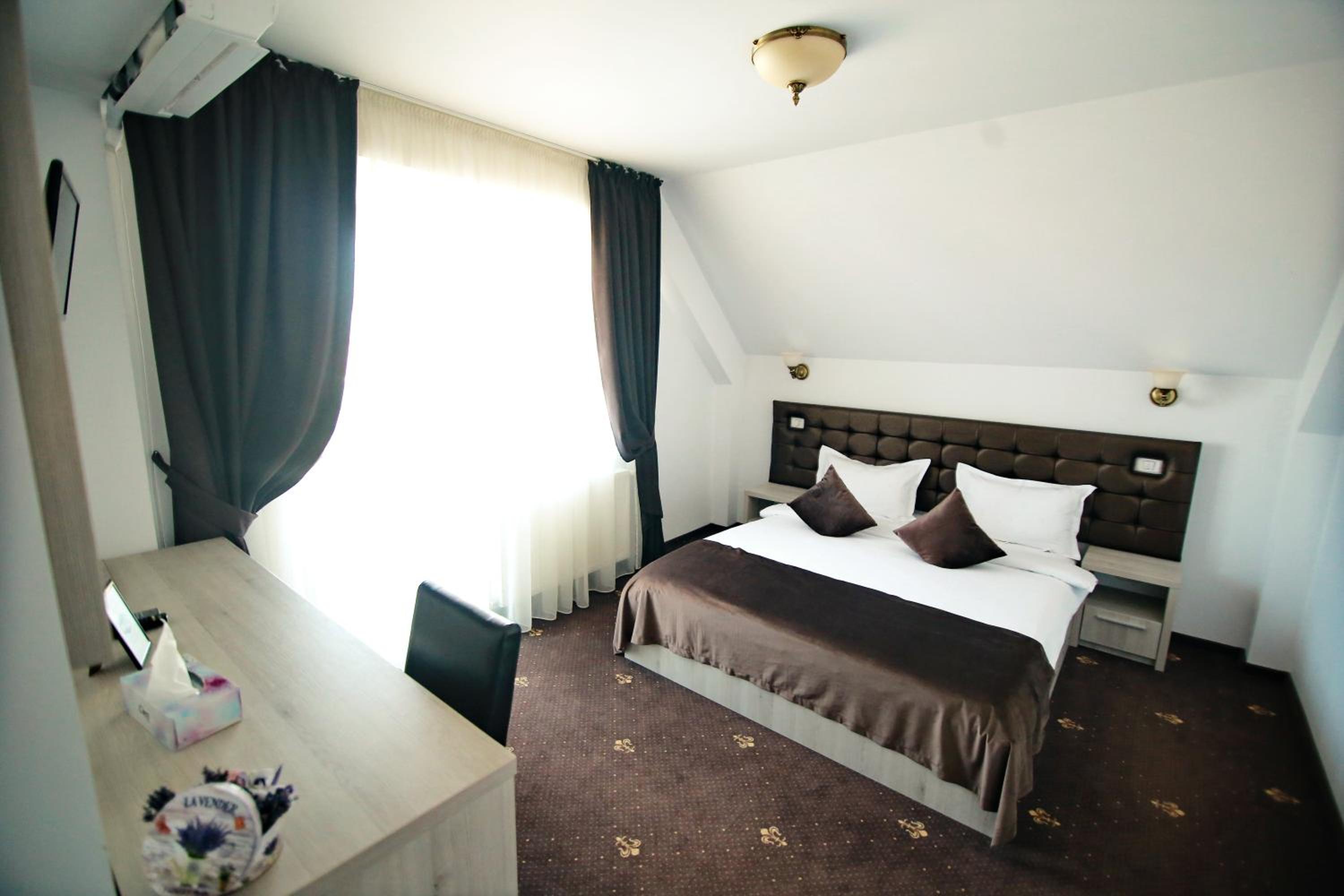 King Room with Balcony - Photo 3