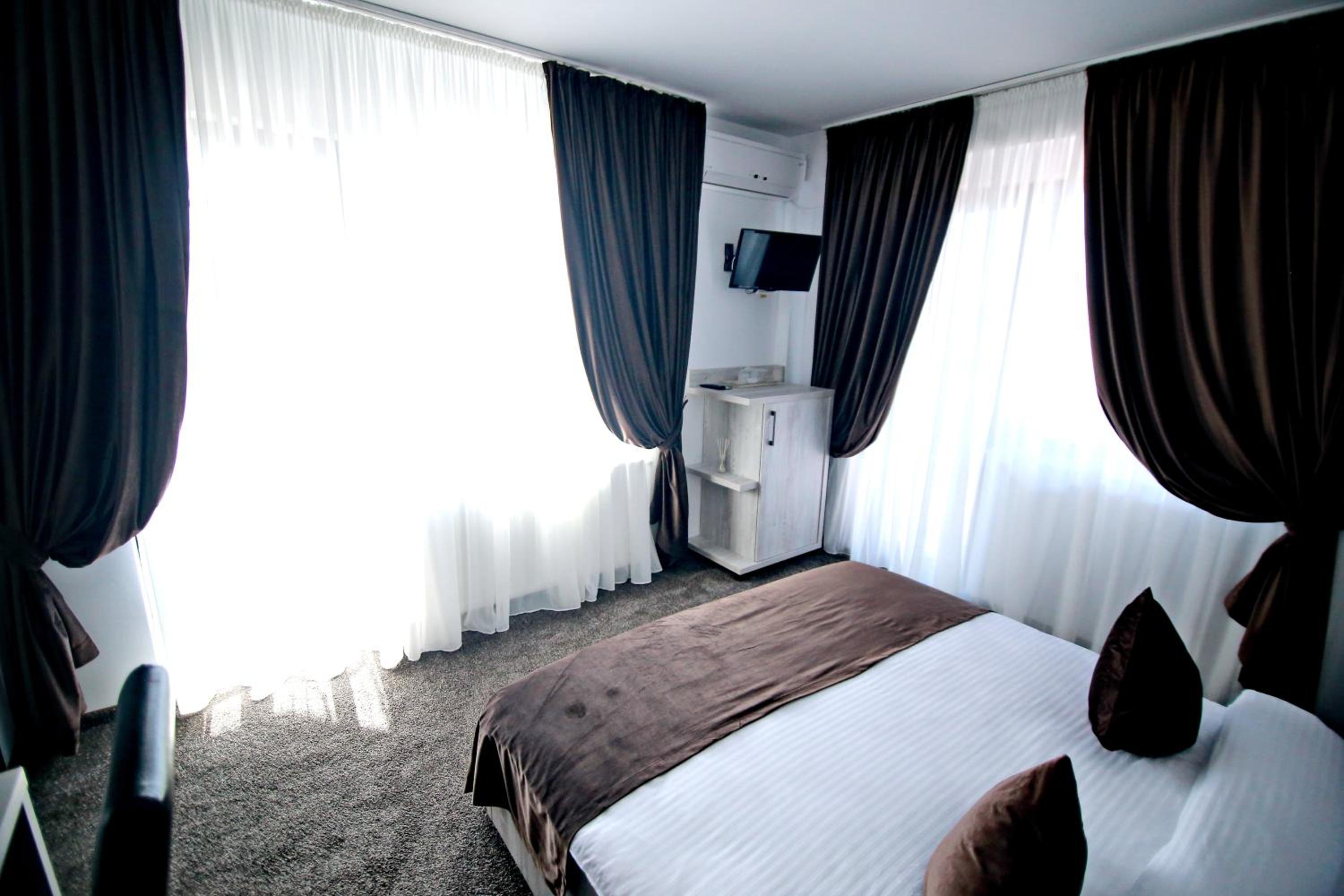King Room with Balcony - Photo 6