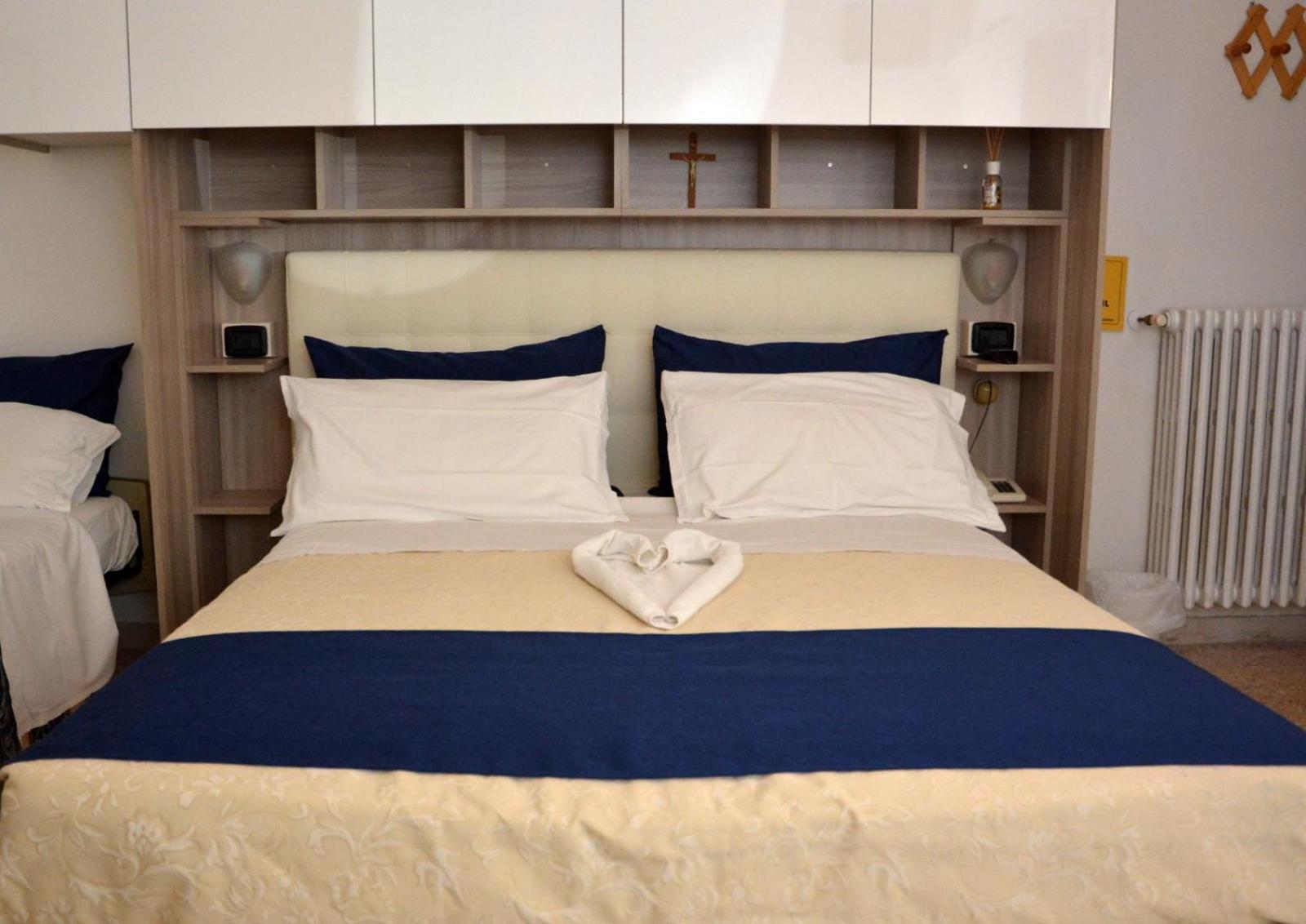 Double Room - Photo 11
