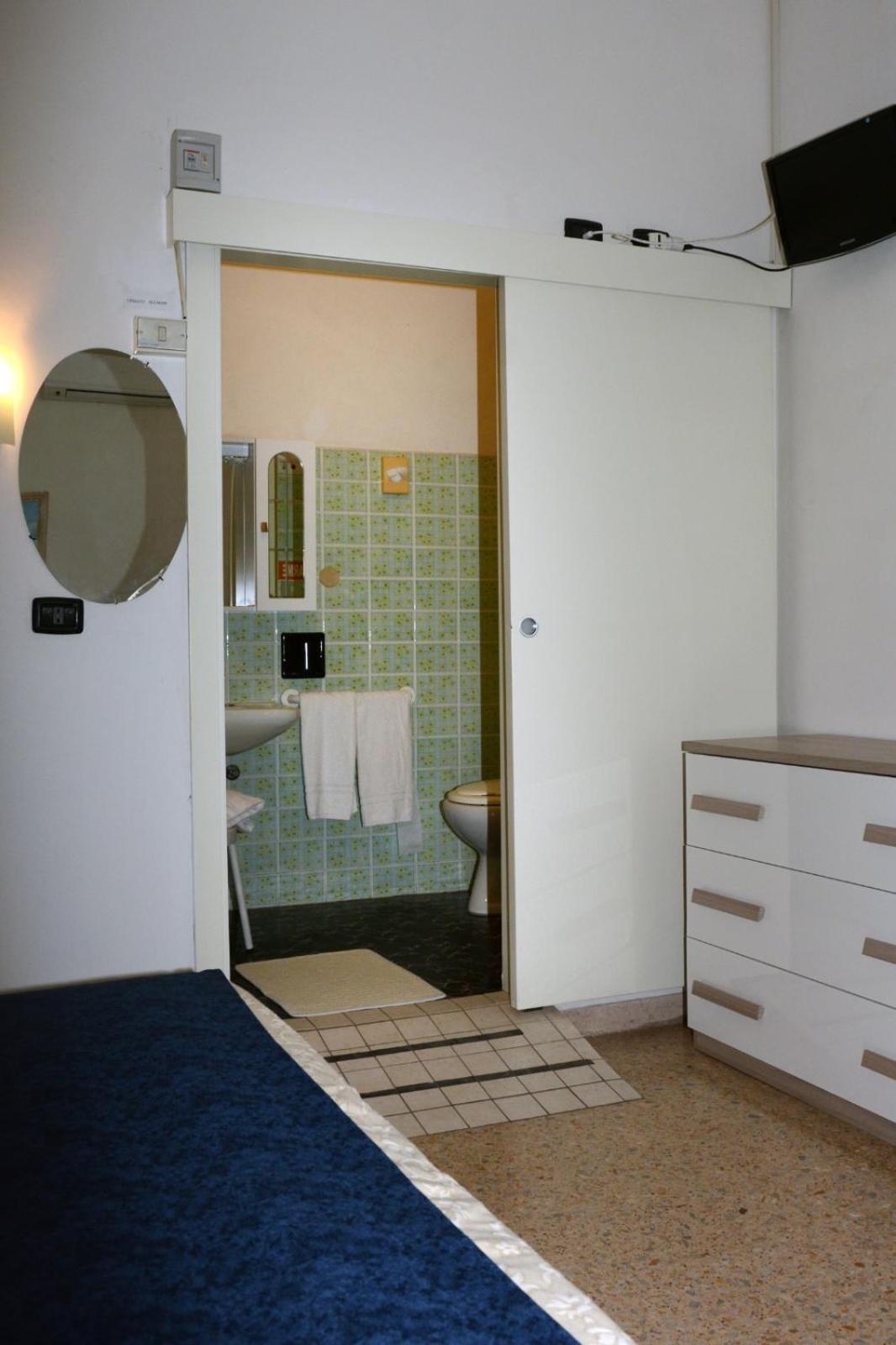 Double Room - Photo 12