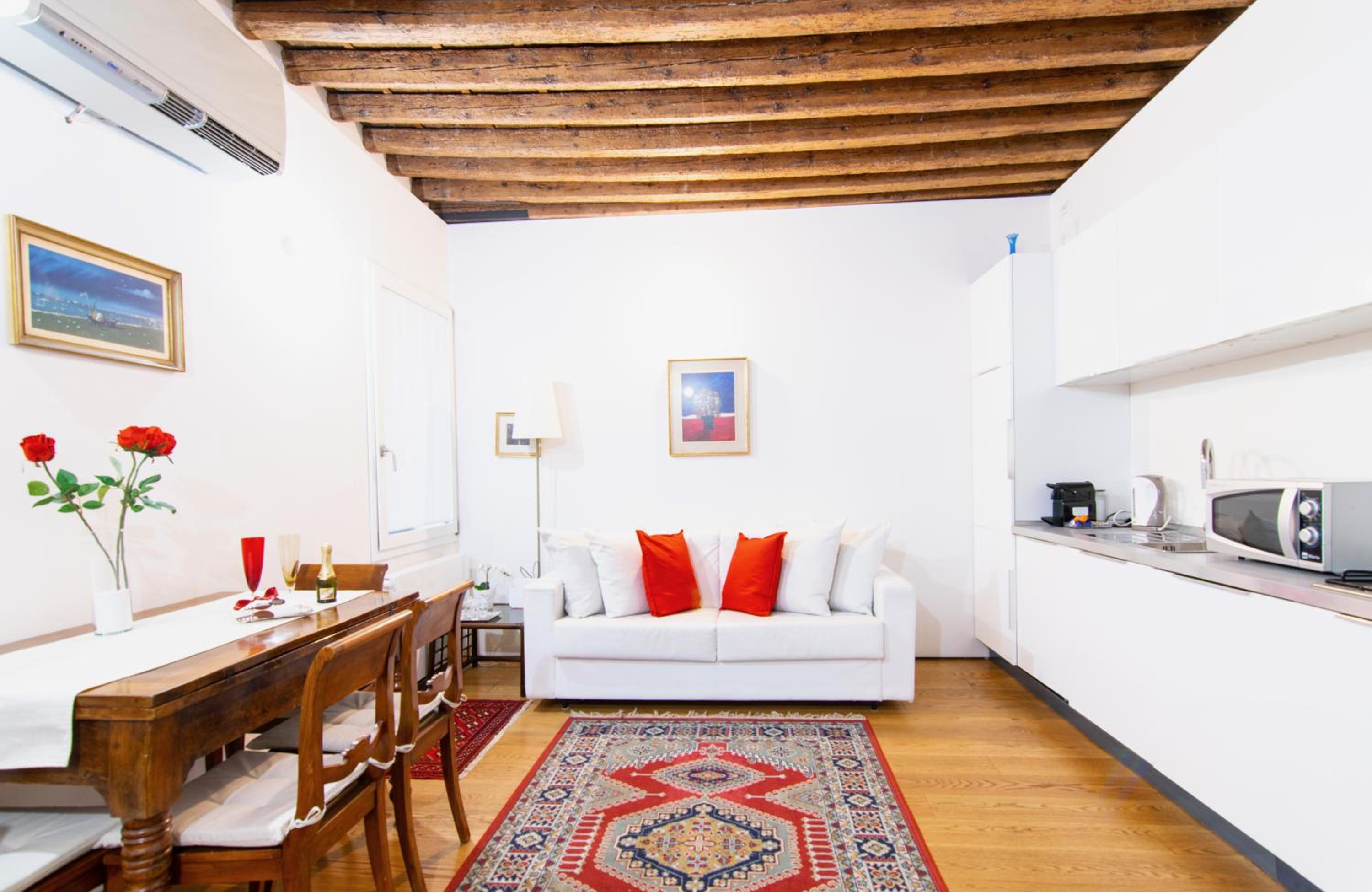 One-Bedroom House photo 1