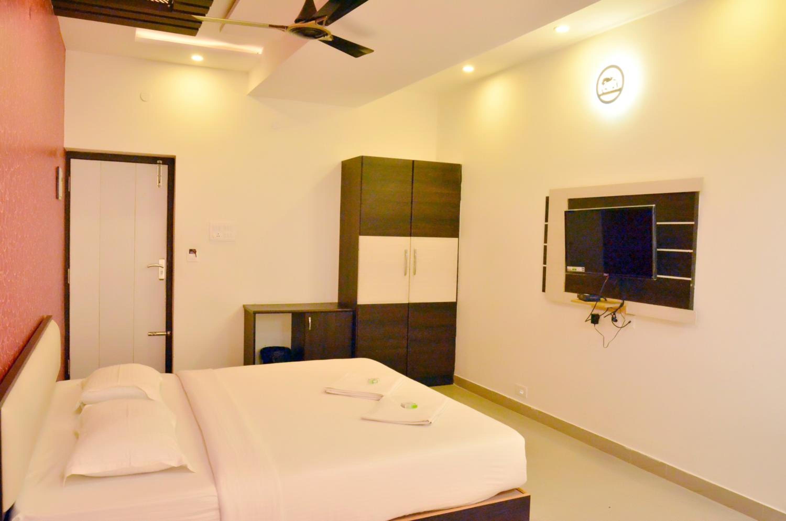 Deluxe Double Room (2 Adults + 1 Child) photo 2
