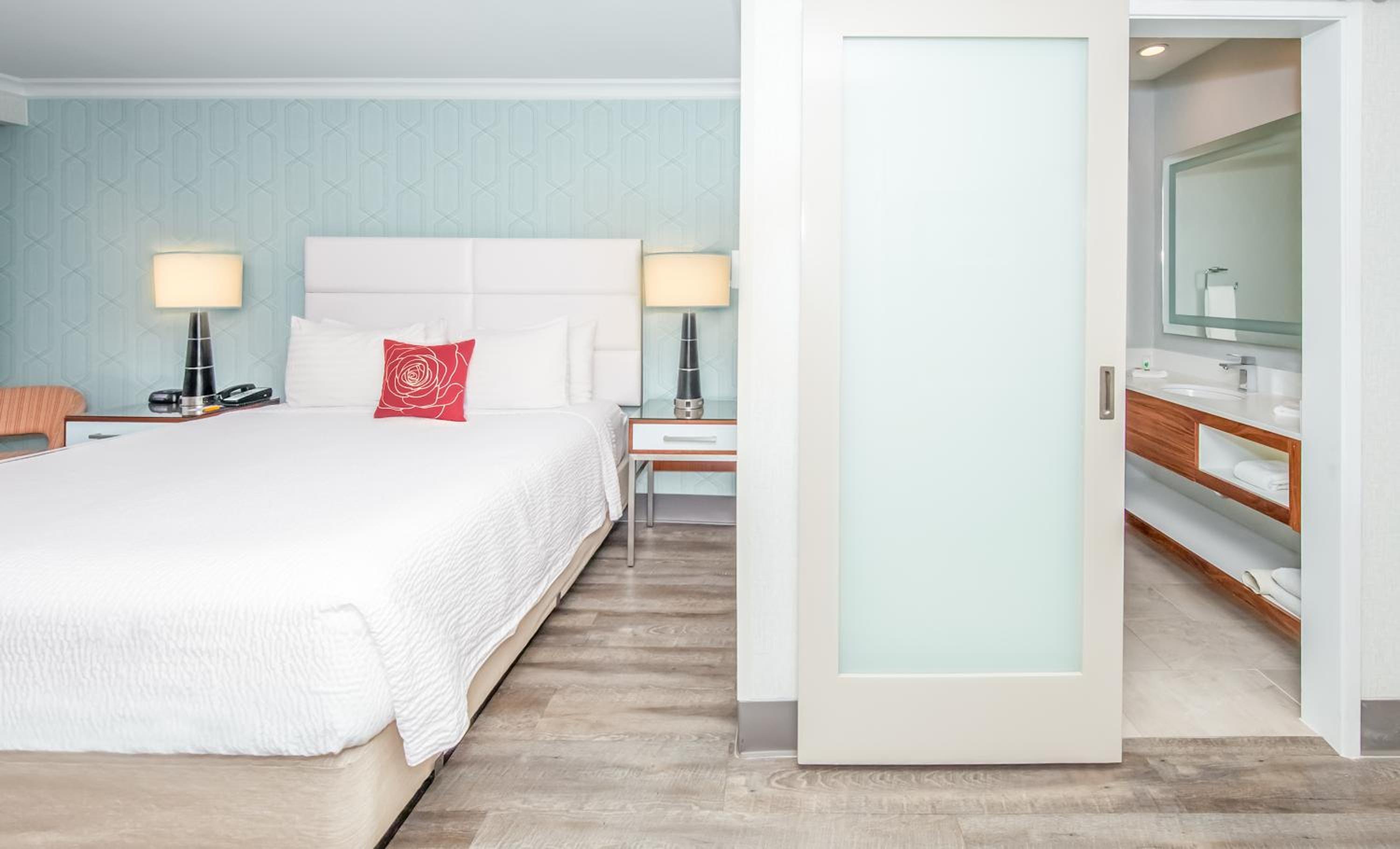 Deluxe King Suite photo 2