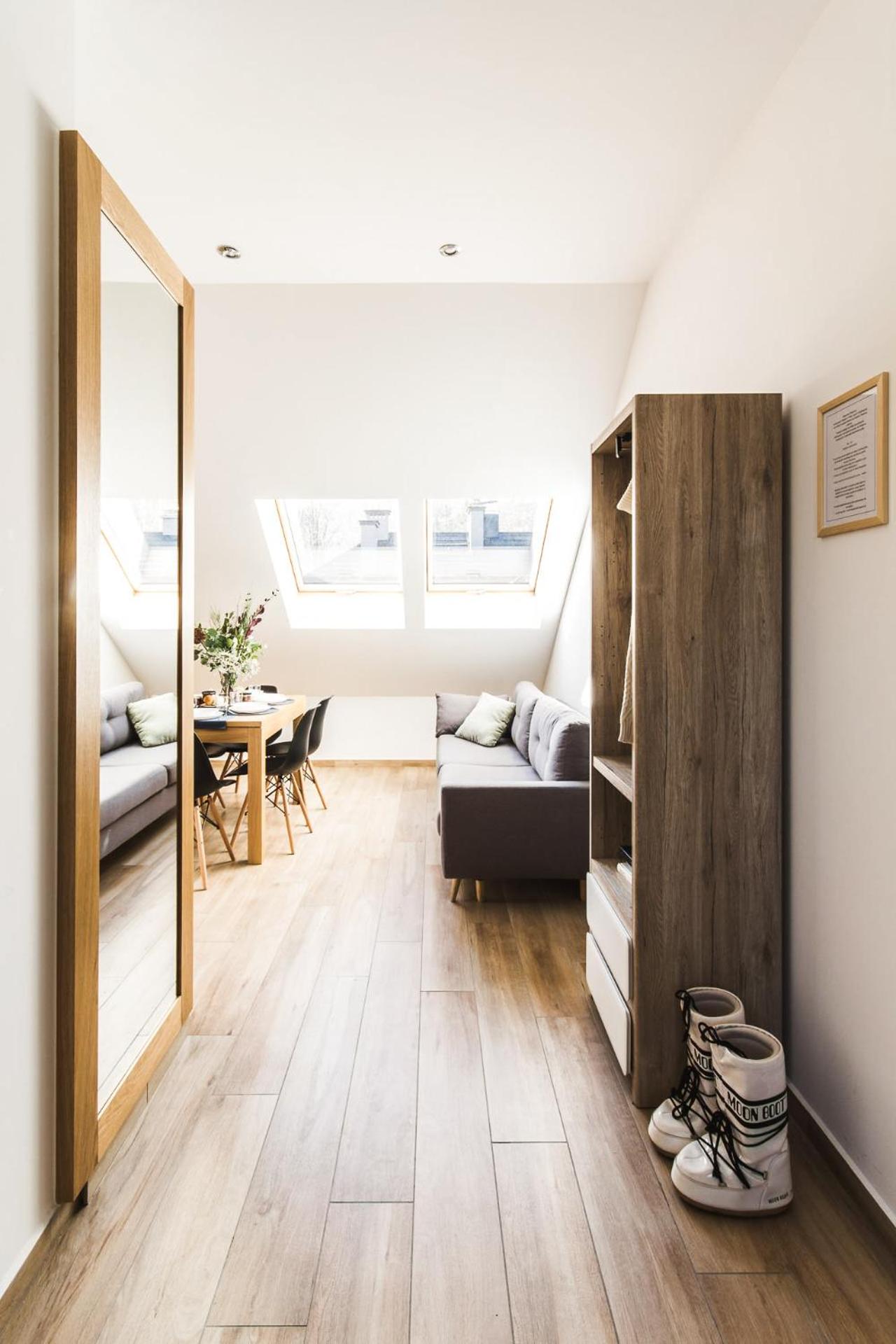 Deluxe Two-Bedroom Apartment with Balcony and air conditioning in the Attic - Photo 10