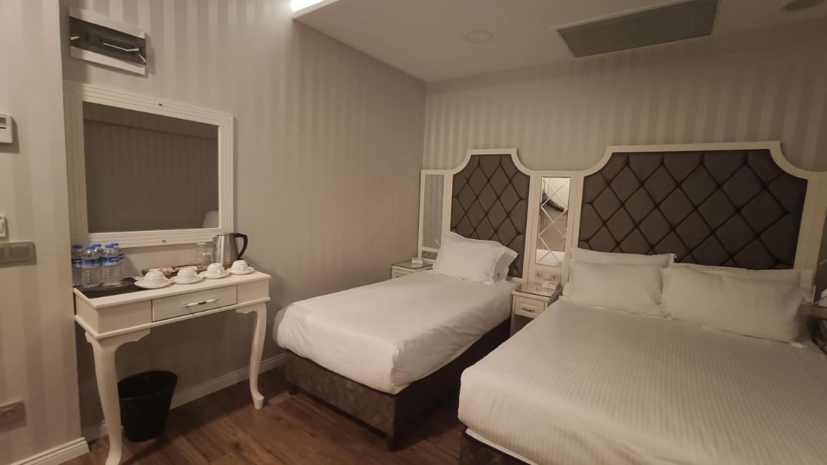 Economy Triple Room photo 2