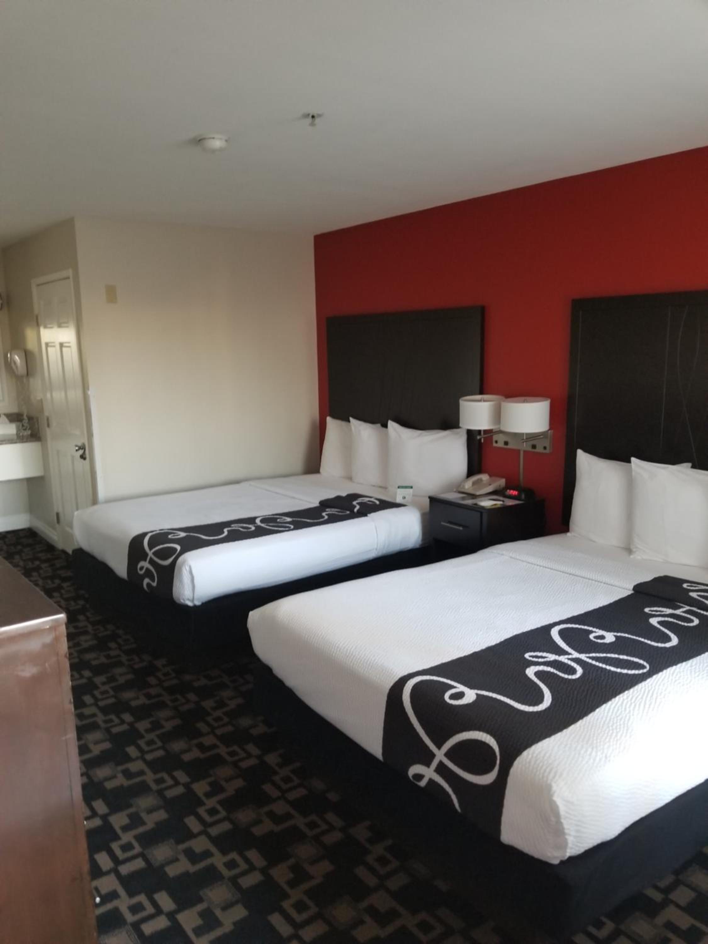 Queen Room with Two Queen Beds - Non-Smoking - Photo 5