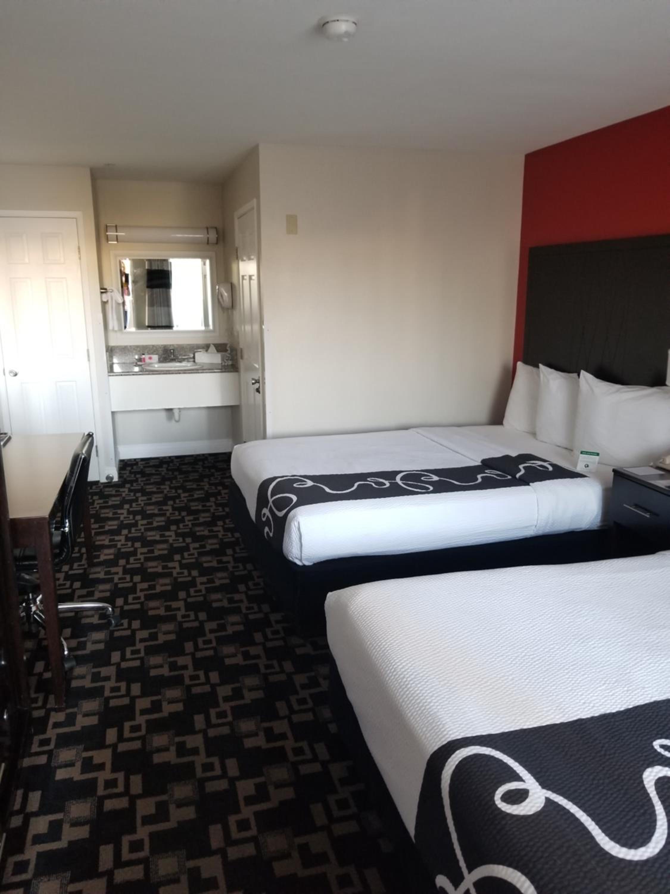 Queen Room with Two Queen Beds - Non-Smoking - Photo 6