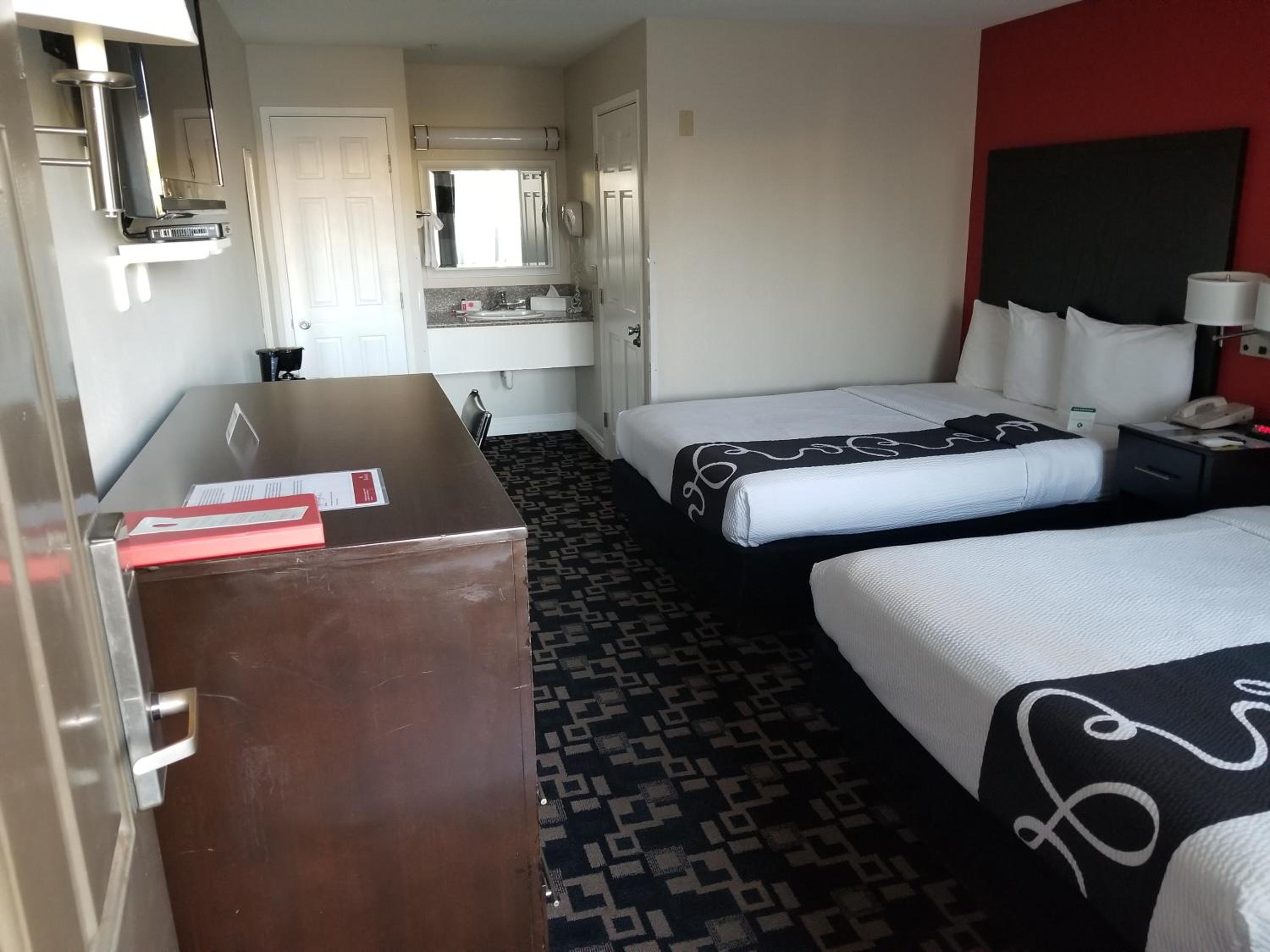 Queen Room with Two Queen Beds - Non-Smoking - Photo 7