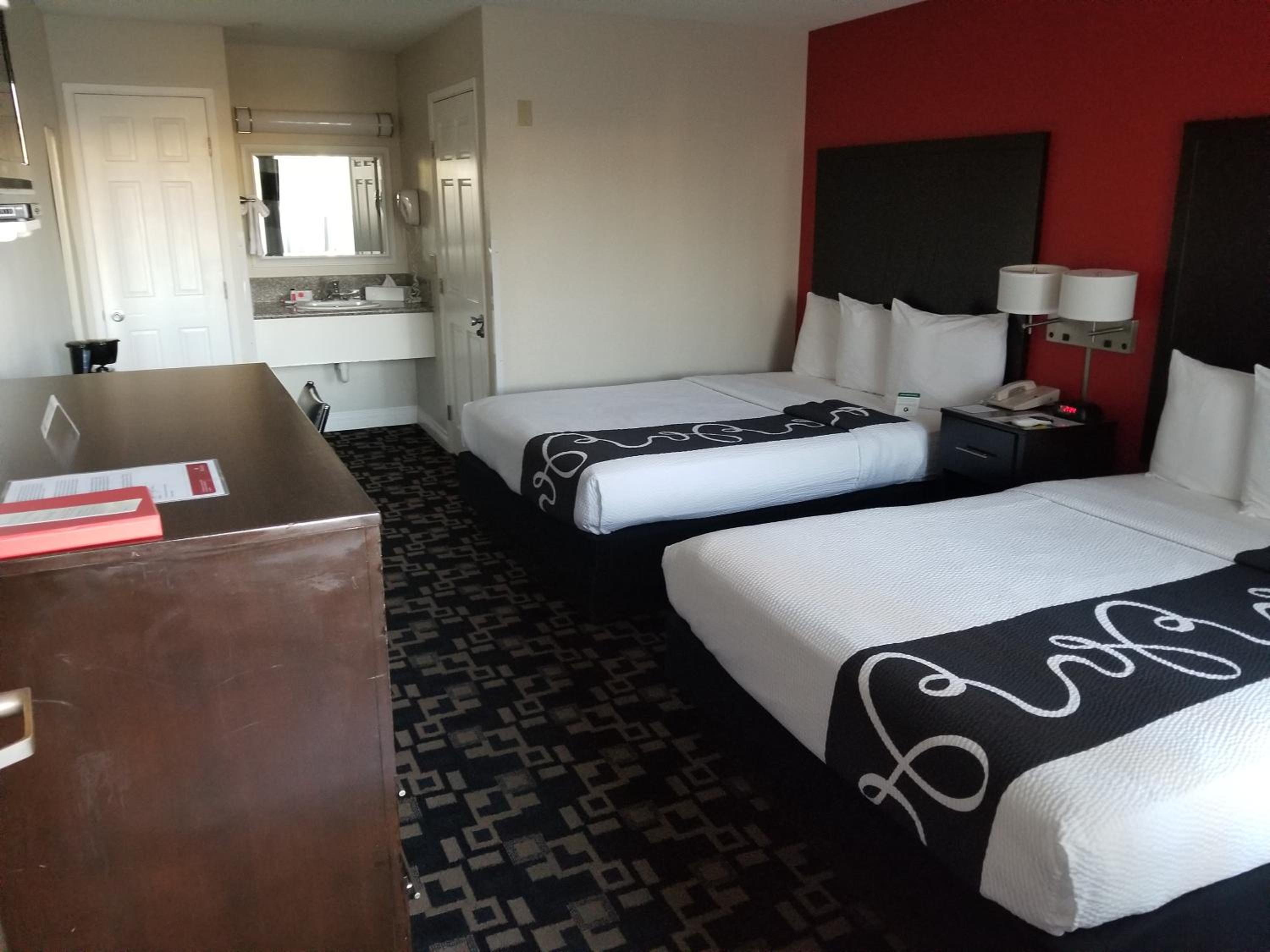 Queen Room with Two Queen Beds - Non-Smoking - Photo 8