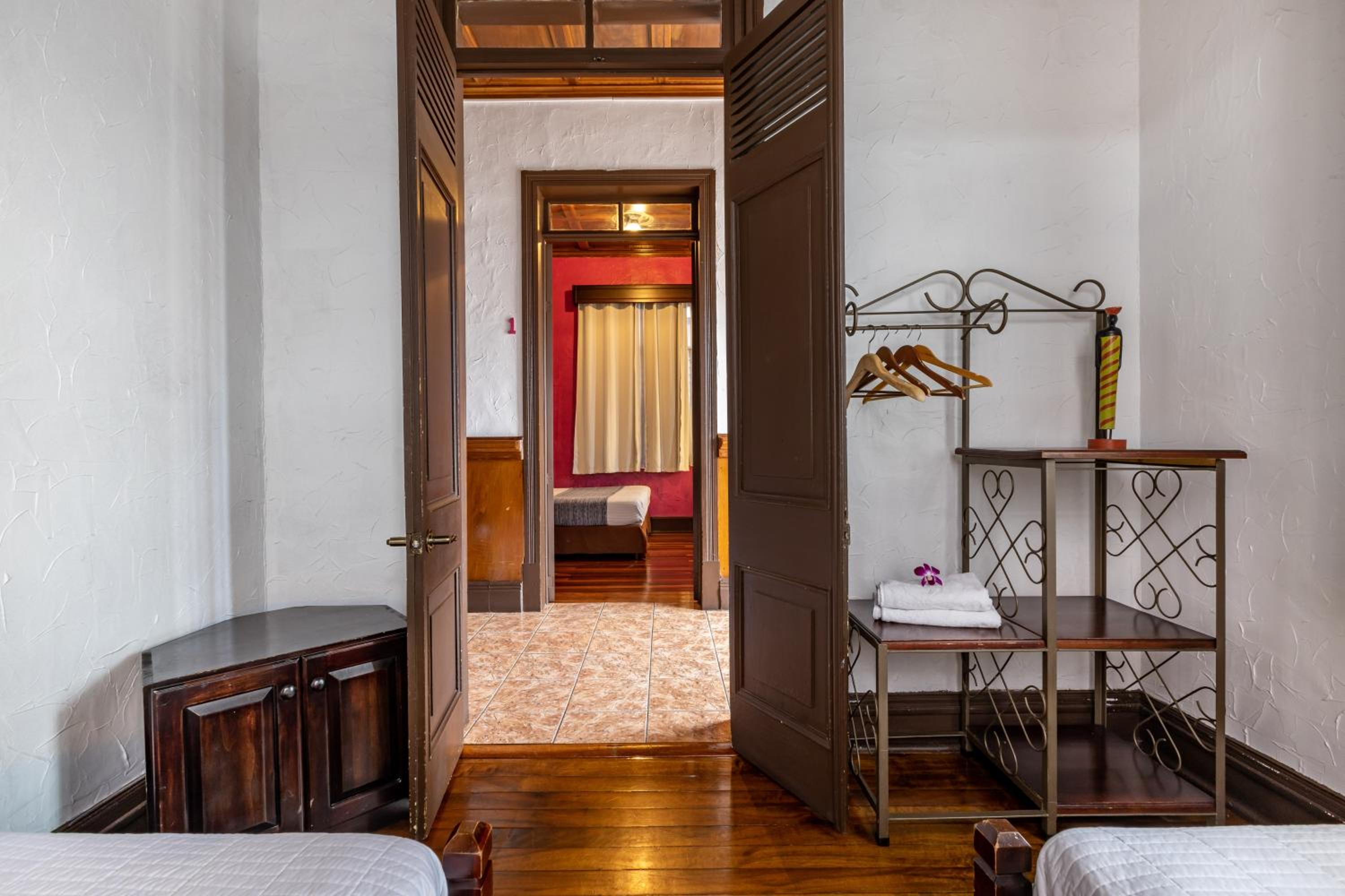 Double Room with Shared Bathroom photo 3