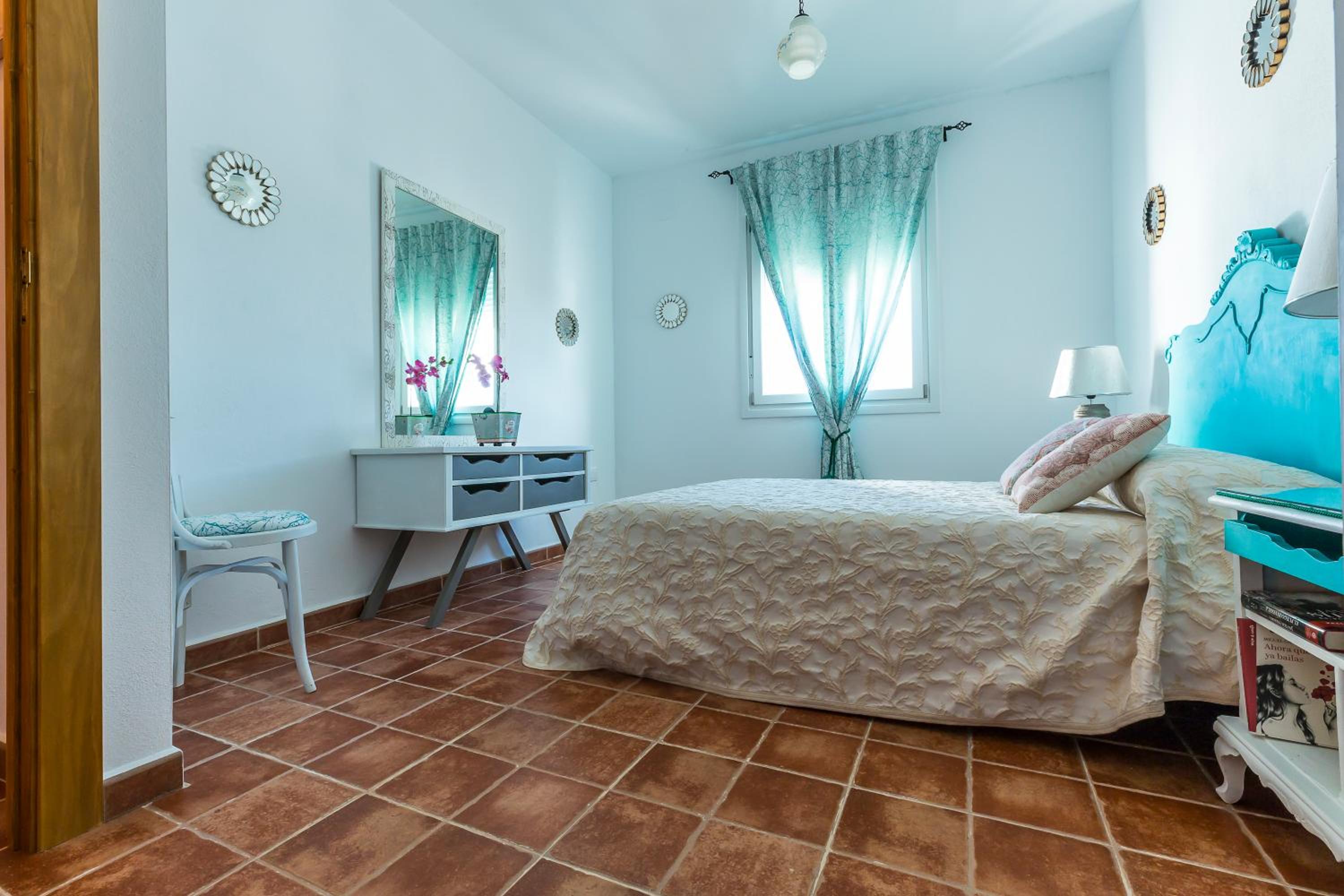 Six-Bedroom House photo 2