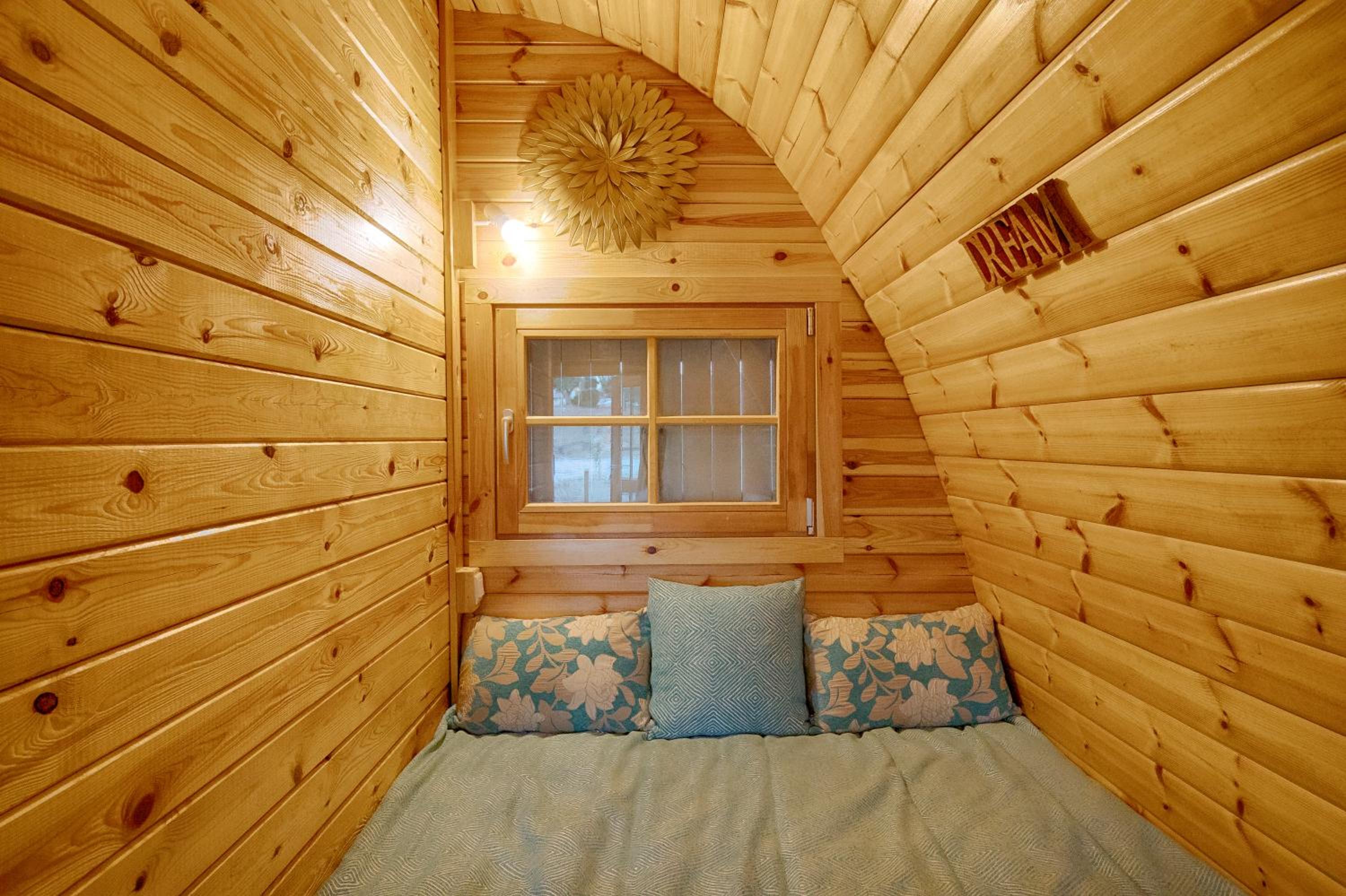 Deluxe Double Room (2 Adults + 1 Child) - Photo 6