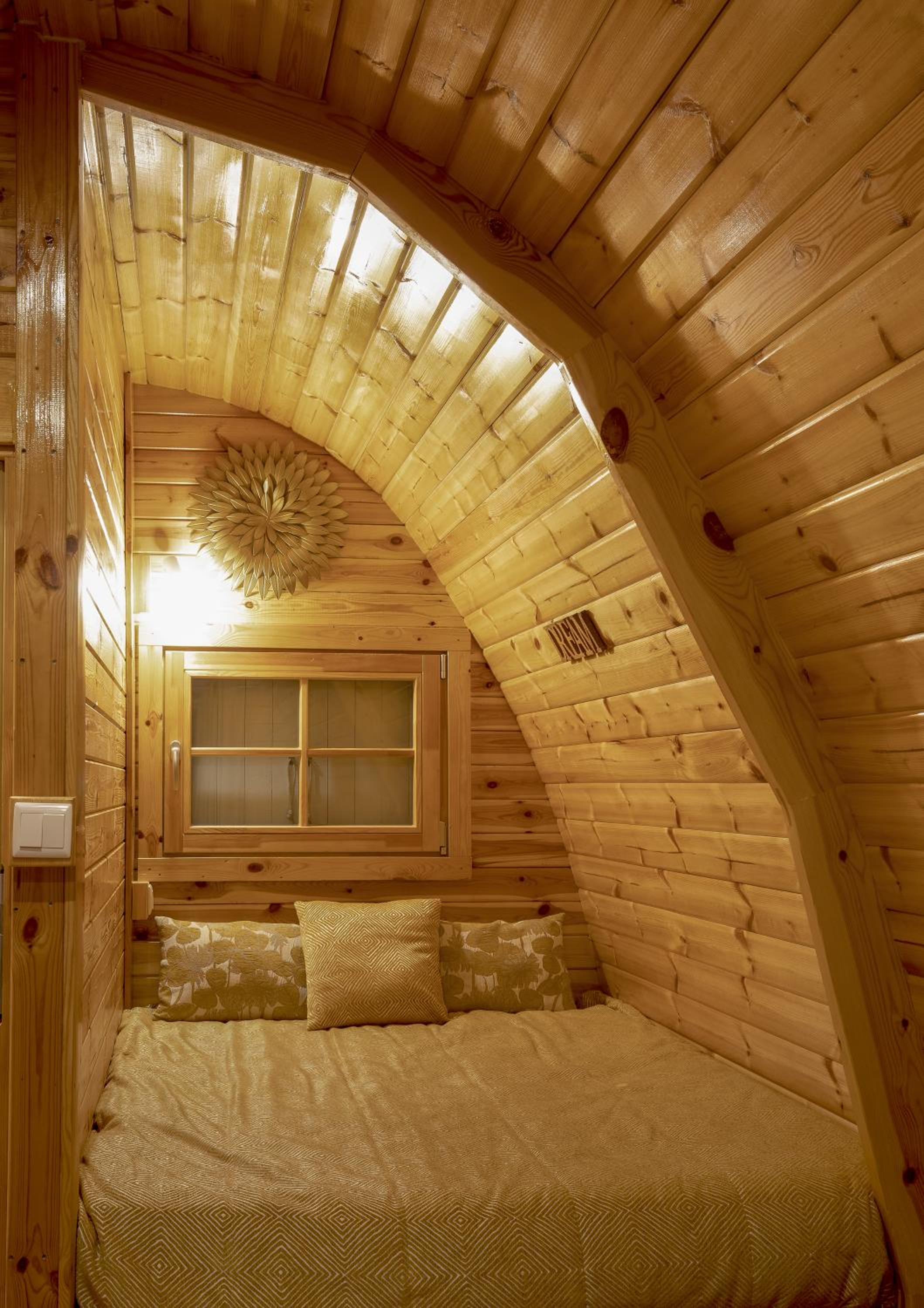 Deluxe Double Room (2 Adults + 1 Child) - Photo 3