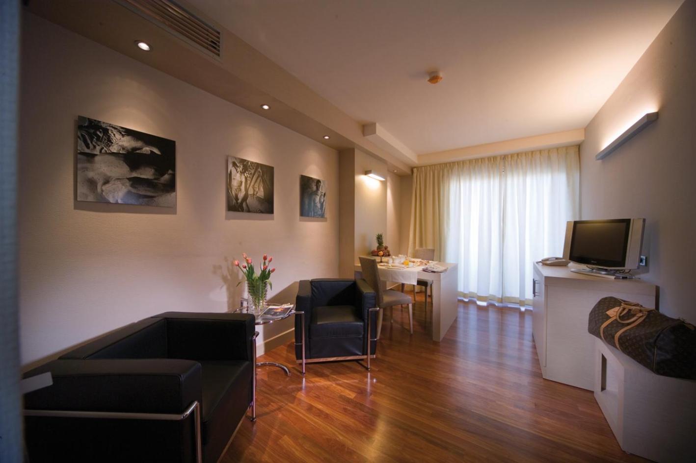 Suite - Photo 1