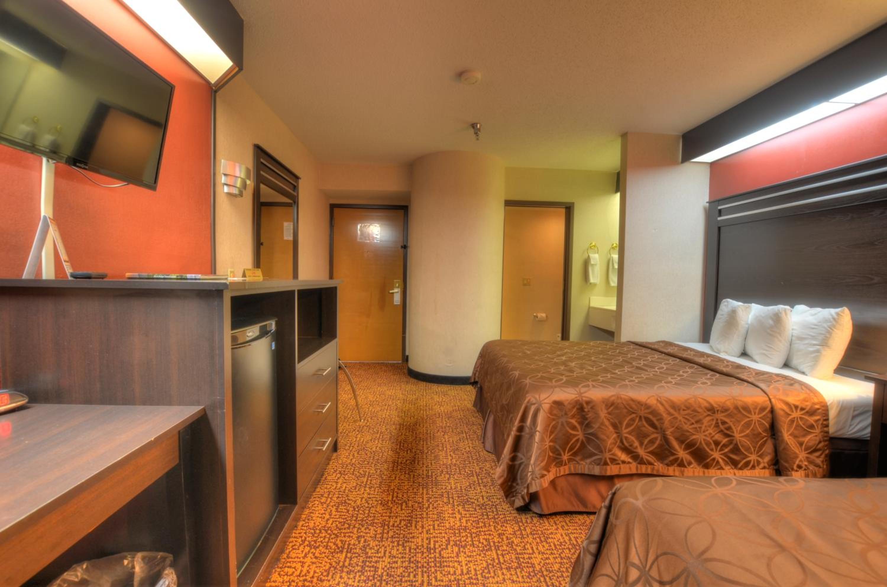 Queen Room with Two Queen Beds photo 3