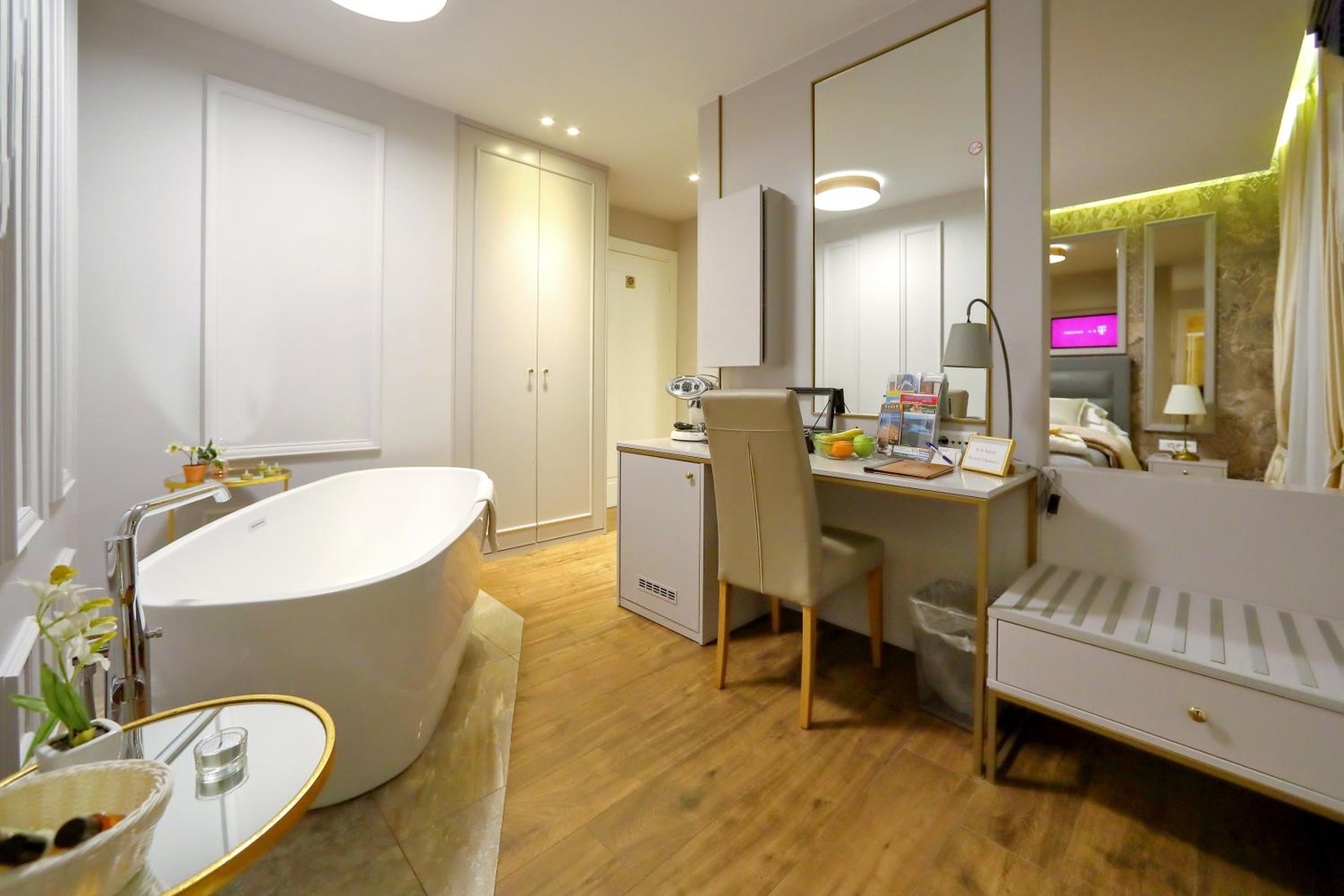 Deluxe Double Room with Bath photo 3