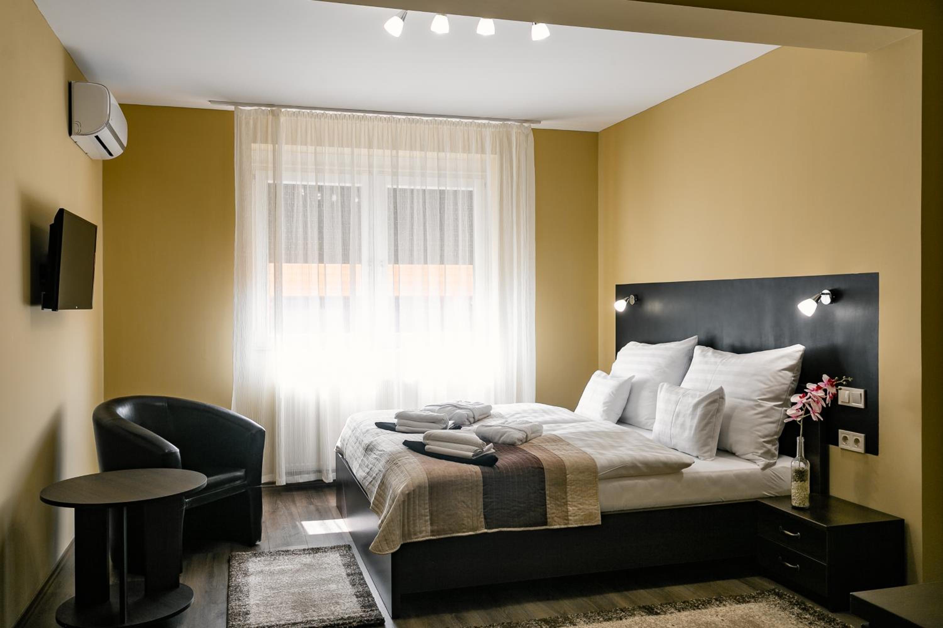 Standard Queen Room