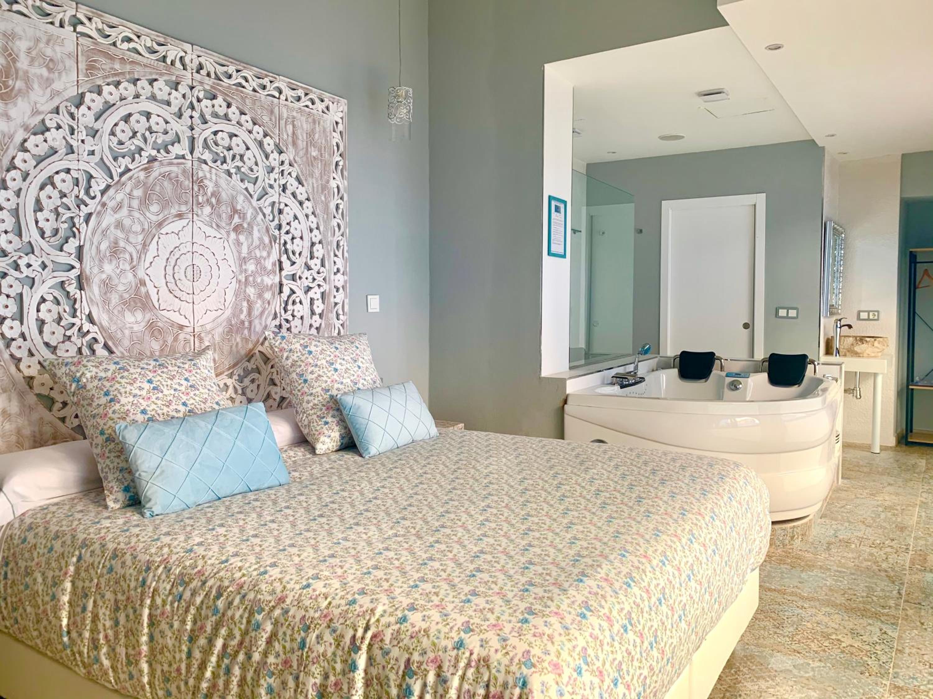 Suite con Jacuzzi Suite con Jacuzzi